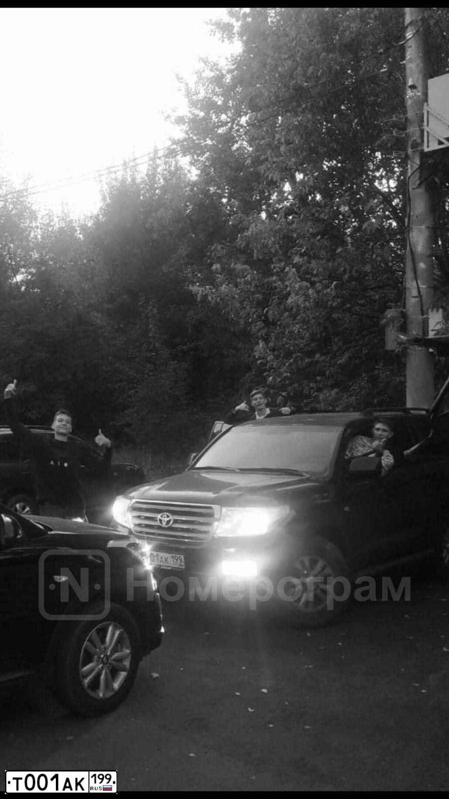 Фото автомобиля TOYOTA LANDCRUISER 200, 2007 — госномер Т001АК199. Цвет: ЧЕРНЫЙ