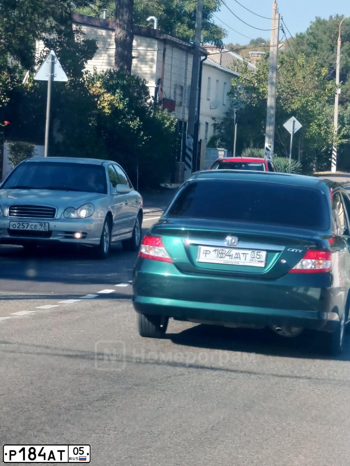 Фото автомобиля HONDA CITY, 2003 — госномер Р184АТ05. Цвет: Темно-зеленый