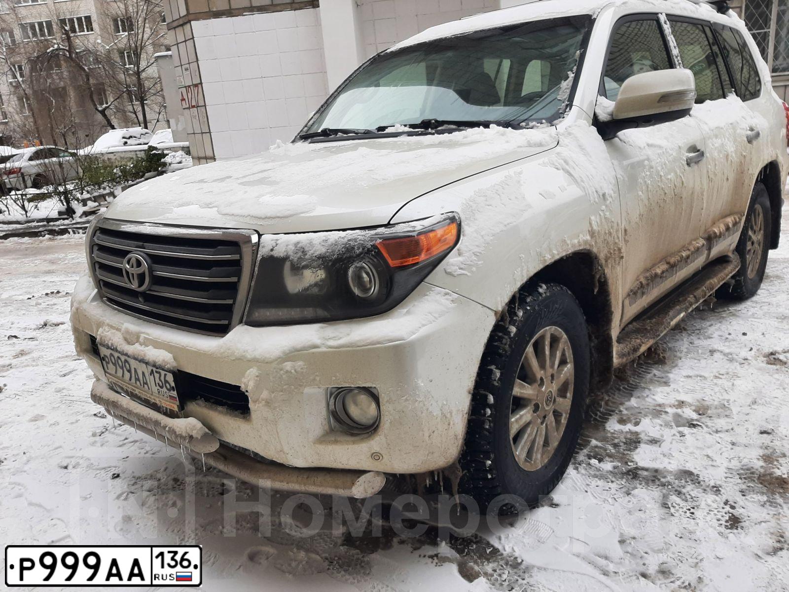 Фото автомобиля TOYOTA LANDCRUISER 200, 2015 — госномер Р999АА136. Цвет: БЕЛЫЙ