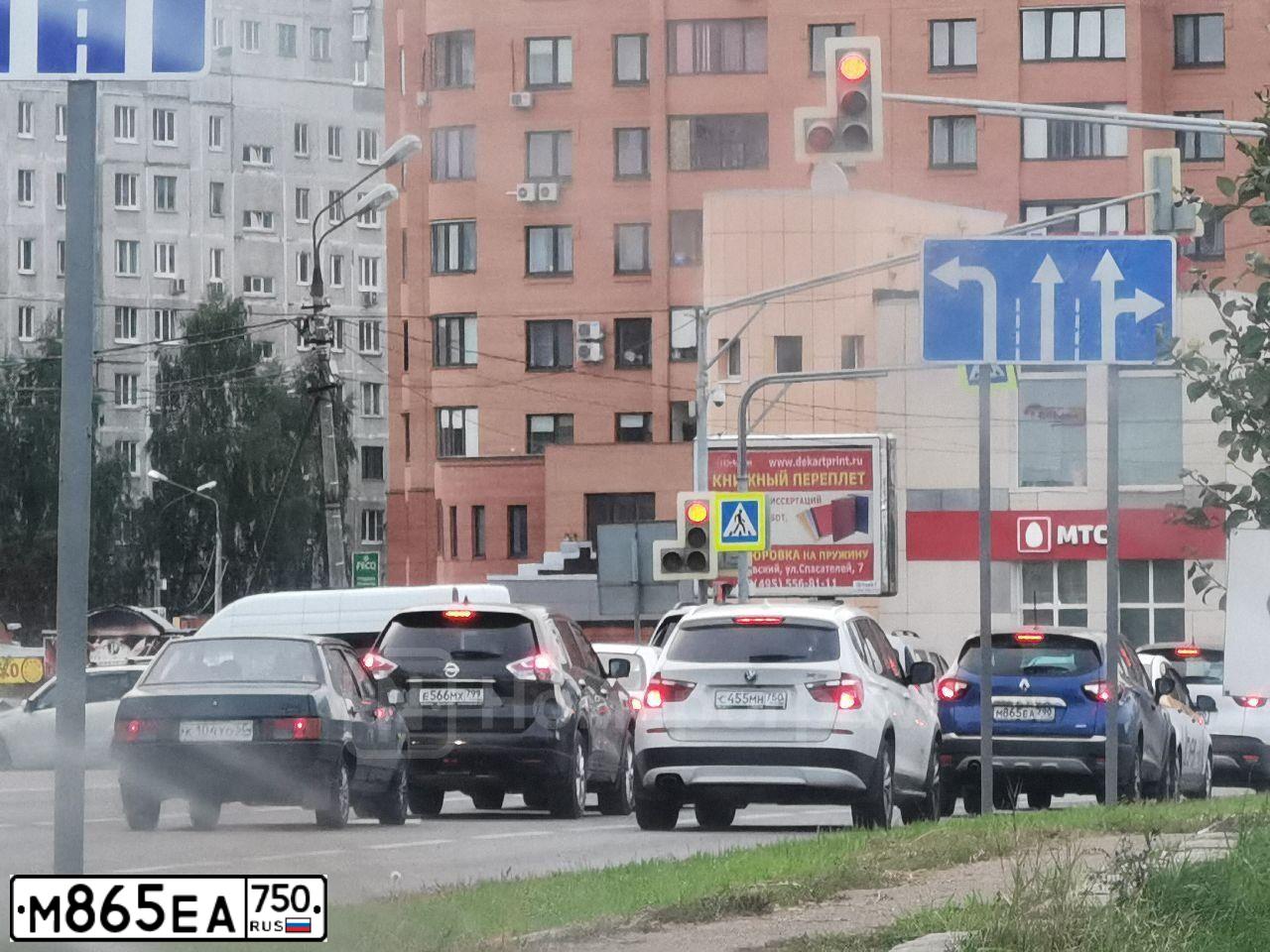 Фото автомобиля RENAULT DUSTER, 2014 — госномер М865ЕА750. Цвет: КОРИЧНЕВЫЙ ТЕМНЫЙ