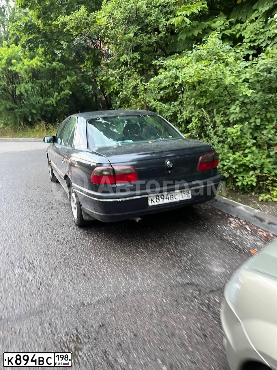 Фото автомобиля OPEL OMEGA, 1999 — госномер У136СС198. Цвет: ЧЕРНЫЙ