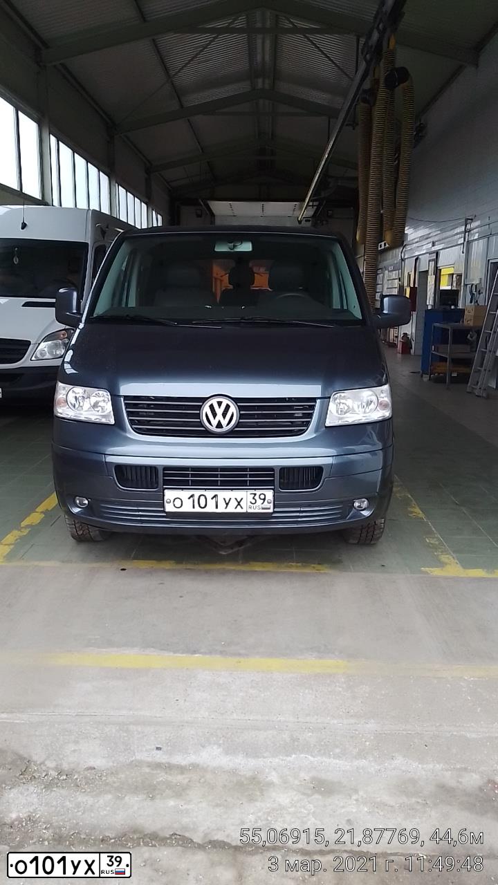 Фото автомобиля VOLKSWAGEN TRANSPORTER, 2005 — госномер О101УХ39. Цвет: СЕРЫЙ
