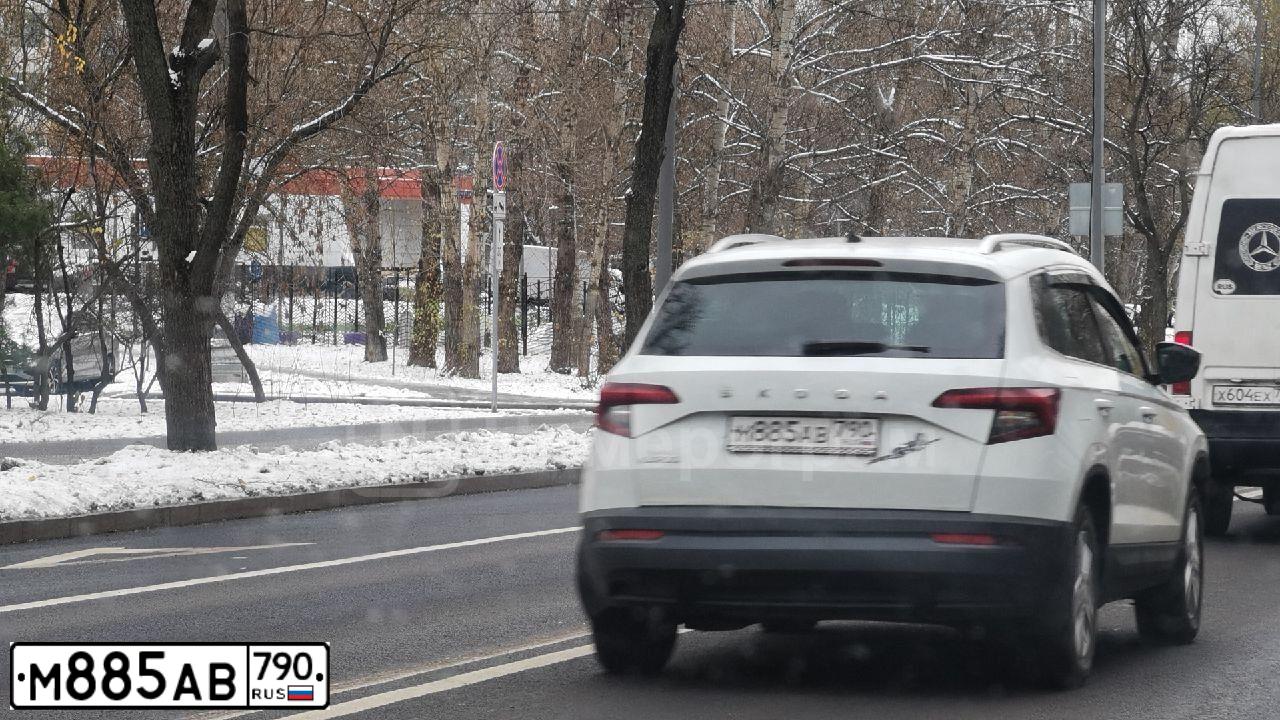 Фото автомобиля SKODA KAROQ, 2020 — госномер М885АВ790. Цвет: Белый