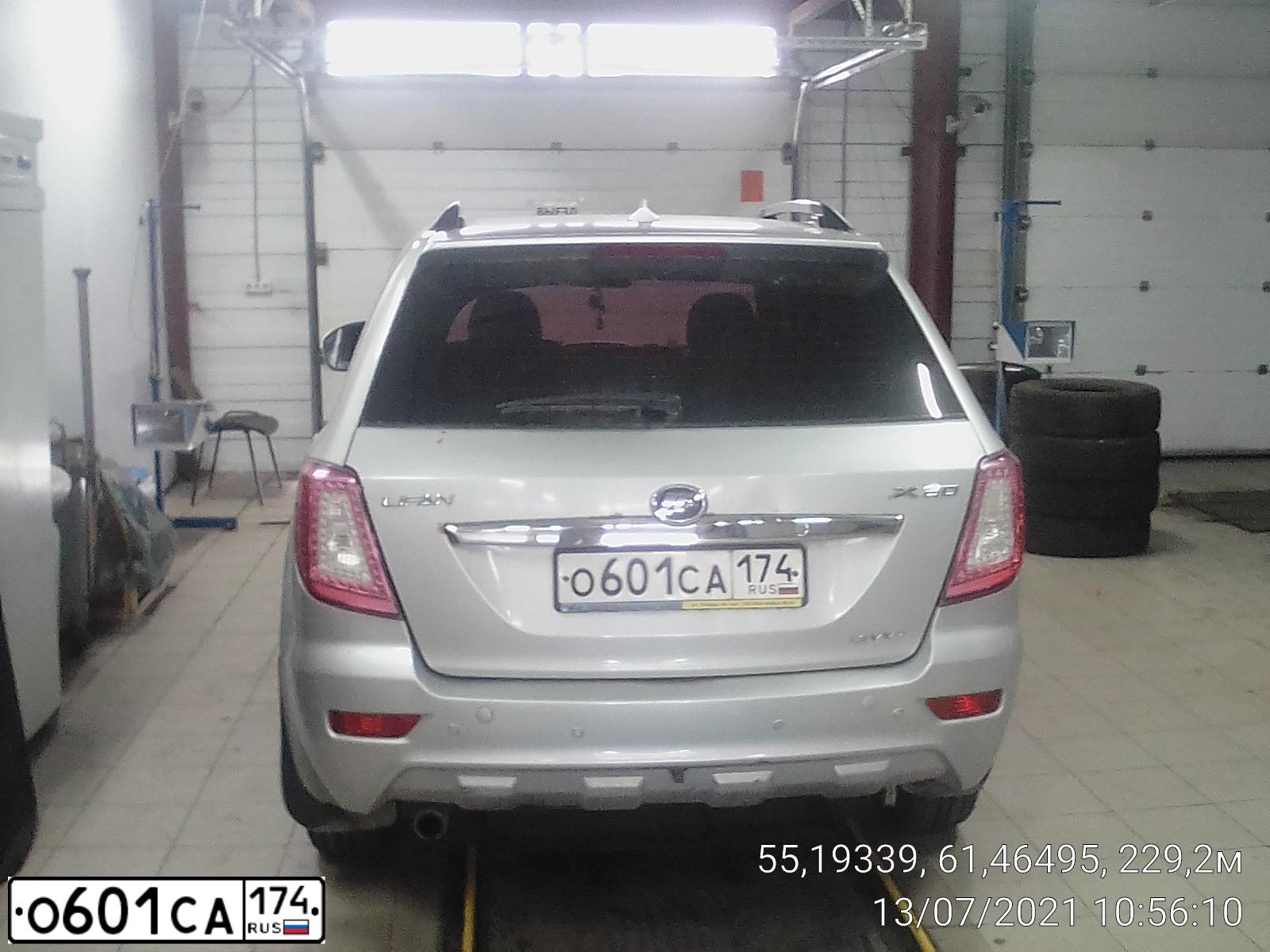 Фото автомобиля LIFAN X60, 2013 — госномер С800МУ196. Цвет: СЕРЫЙ