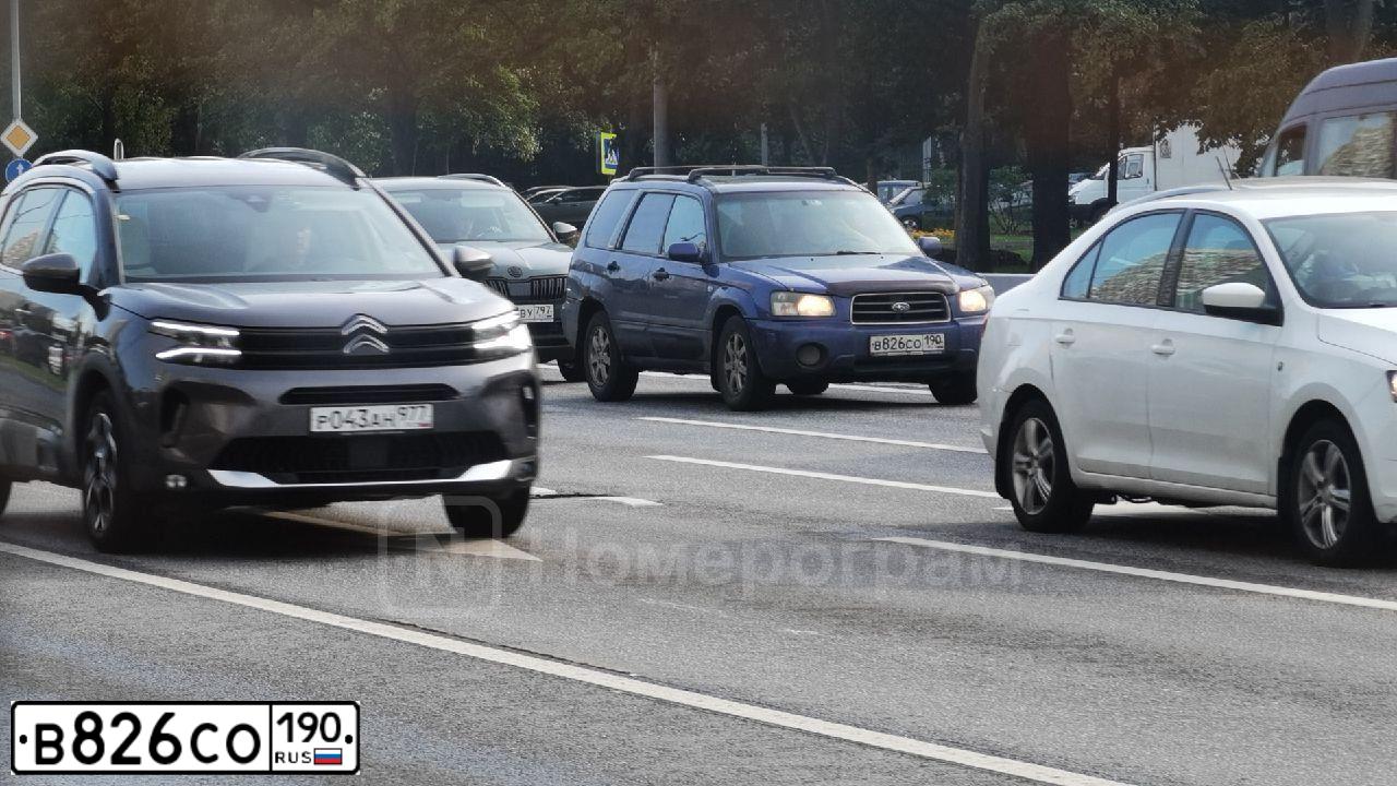 Фото автомобиля SUBARU FORESTER, 2003 — госномер В826СО190. Цвет: синий