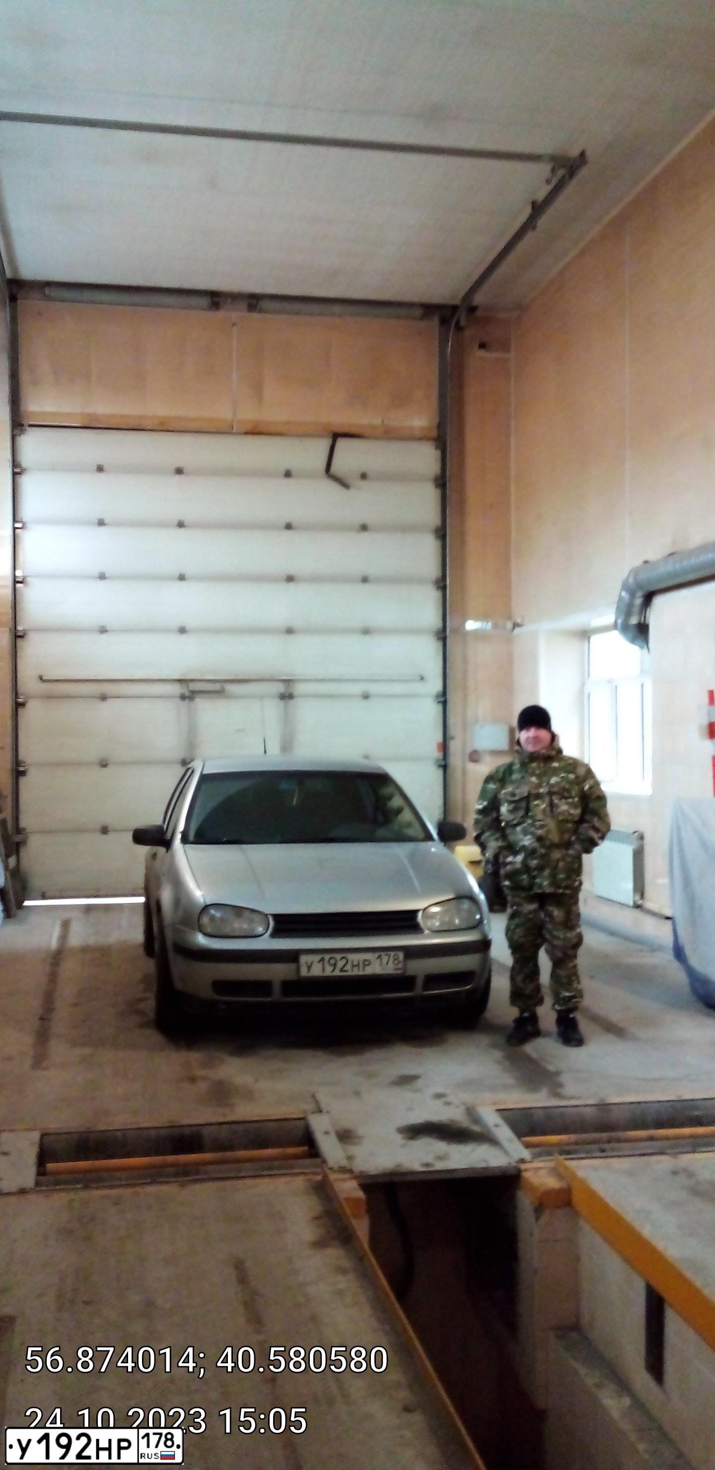 Фото автомобиля VOLKSWAGEN GOLF, 2000 — госномер К666НН178. Цвет: синий