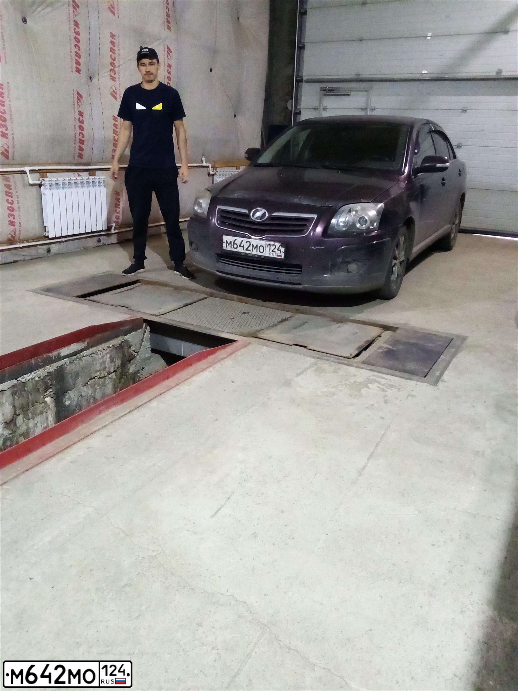 Фото автомобиля TOYOTA AVENSIS, 2007 — госномер М642МО124. Цвет: ТЕМНО БОРДОВЫЙ