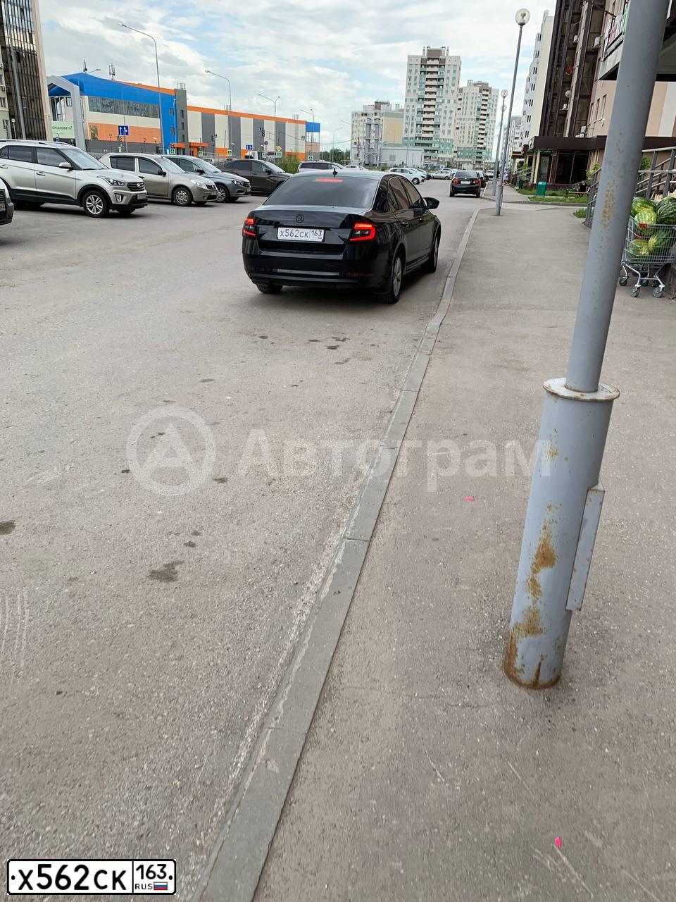Фото автомобиля SKODA OCTAVIA, 2017 — госномер Х562СК163. Цвет: ЧЕРНЫЙ