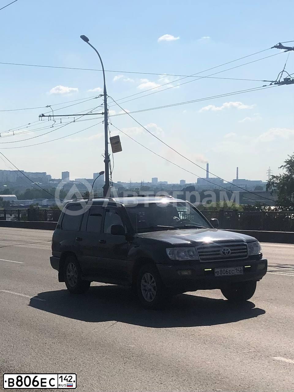 Фото автомобиля TOYOTA LANDCRUISER, 2004 — госномер О999ОО42. Цвет: ЧЕРНЫЙ