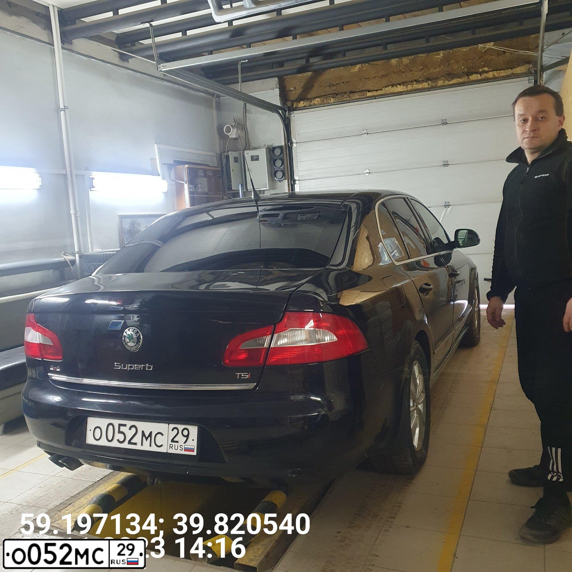 Фото автомобиля SKODA SUPERB, 2009 — госномер М834ЕО35. Цвет: ЧЕРНЫЙ