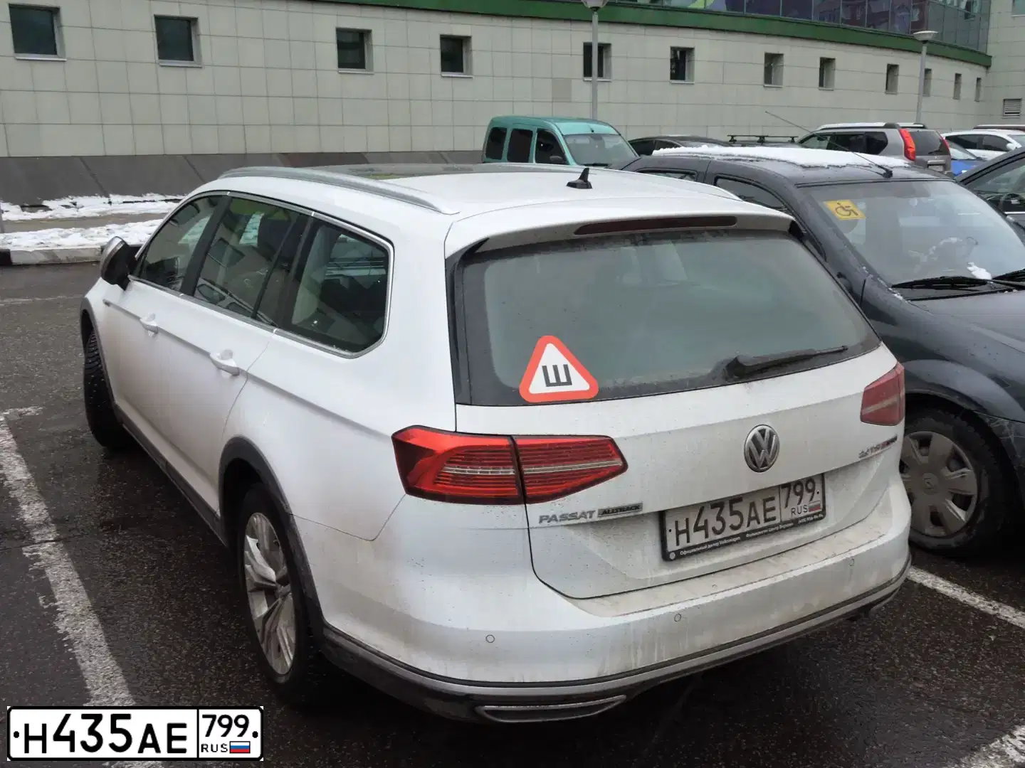 Фото автомобиля VOLKSWAGEN PASSAT, 2017 — госномер Н435АЕ99. Цвет: БЕЛЫЙ