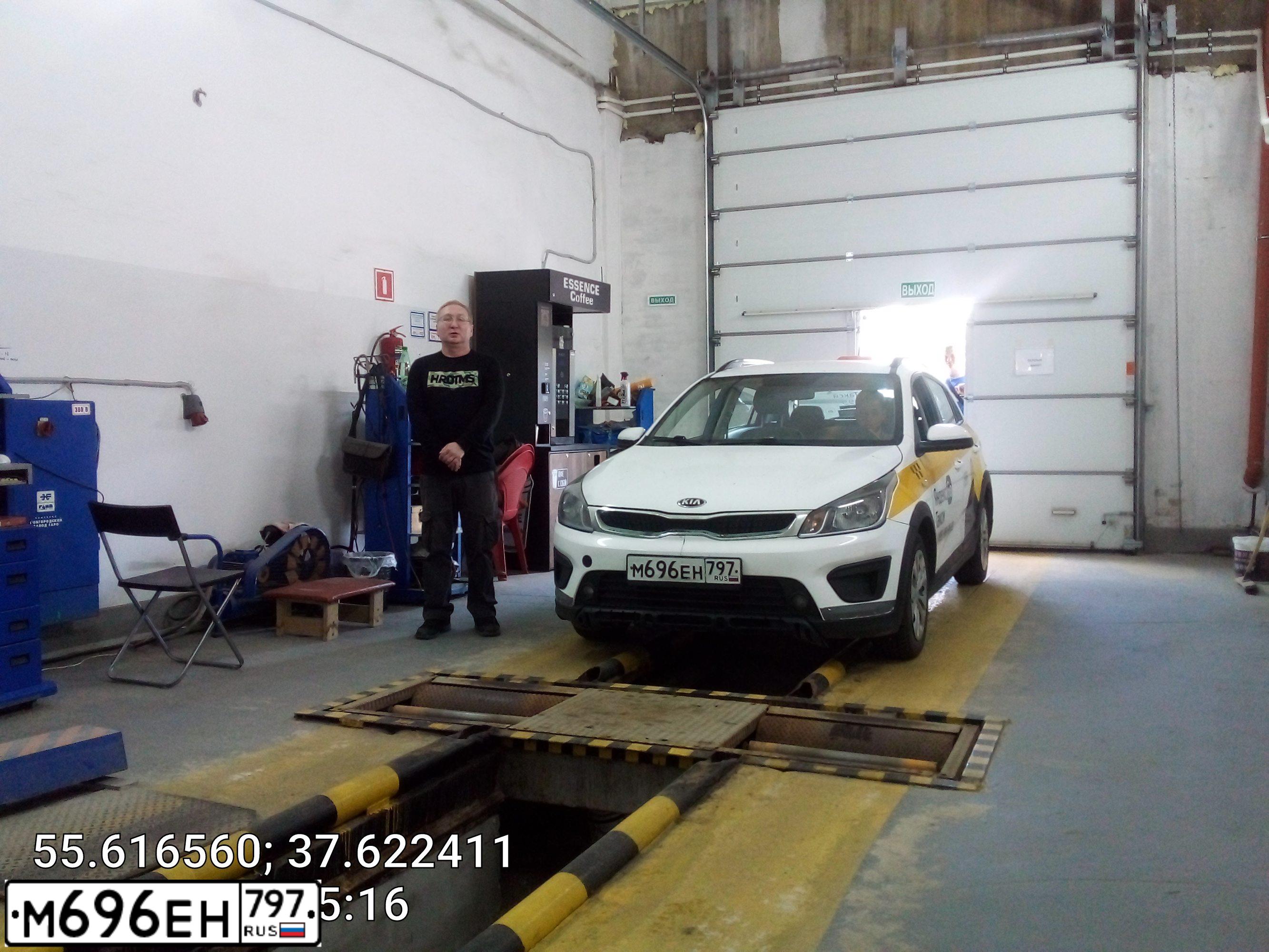 Фото автомобиля KIA RIO, 2018 — госномер М696ЕН797. Цвет: БЕЛЫЙ ЖЕЛТЫЙ СЕРЫЙ