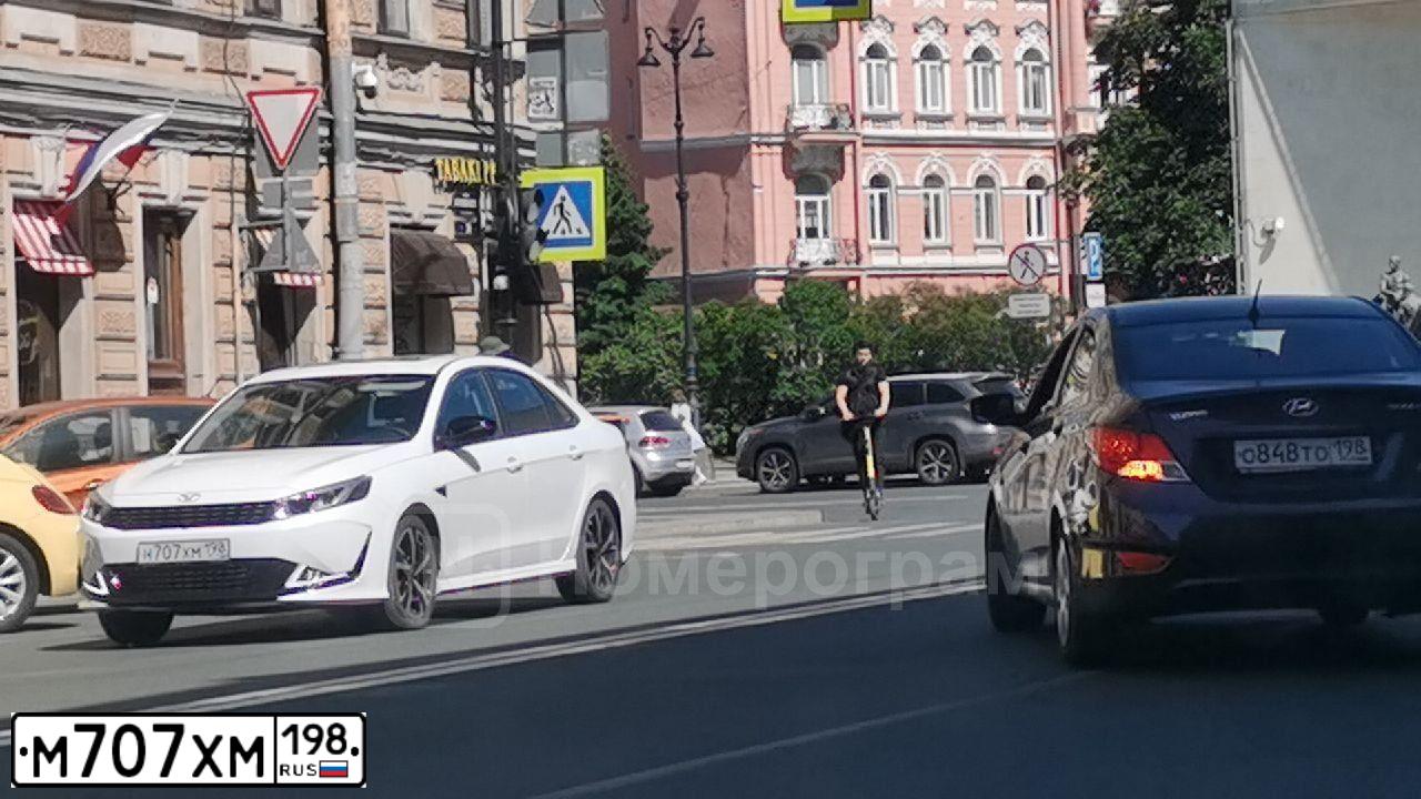 Фото автомобиля BMW SERIE 5, 2012 — госномер К749ХТ147. Цвет: синий