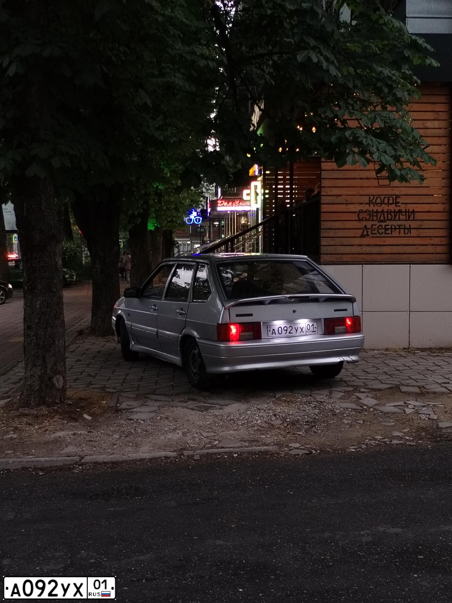 Фото автомобиля LADA 2114 SAMARA, 2006 — госномер А092УХ01. Цвет: СВЕТЛО-СЕРЕБРИСТЫЙ МЕТАЛЛ