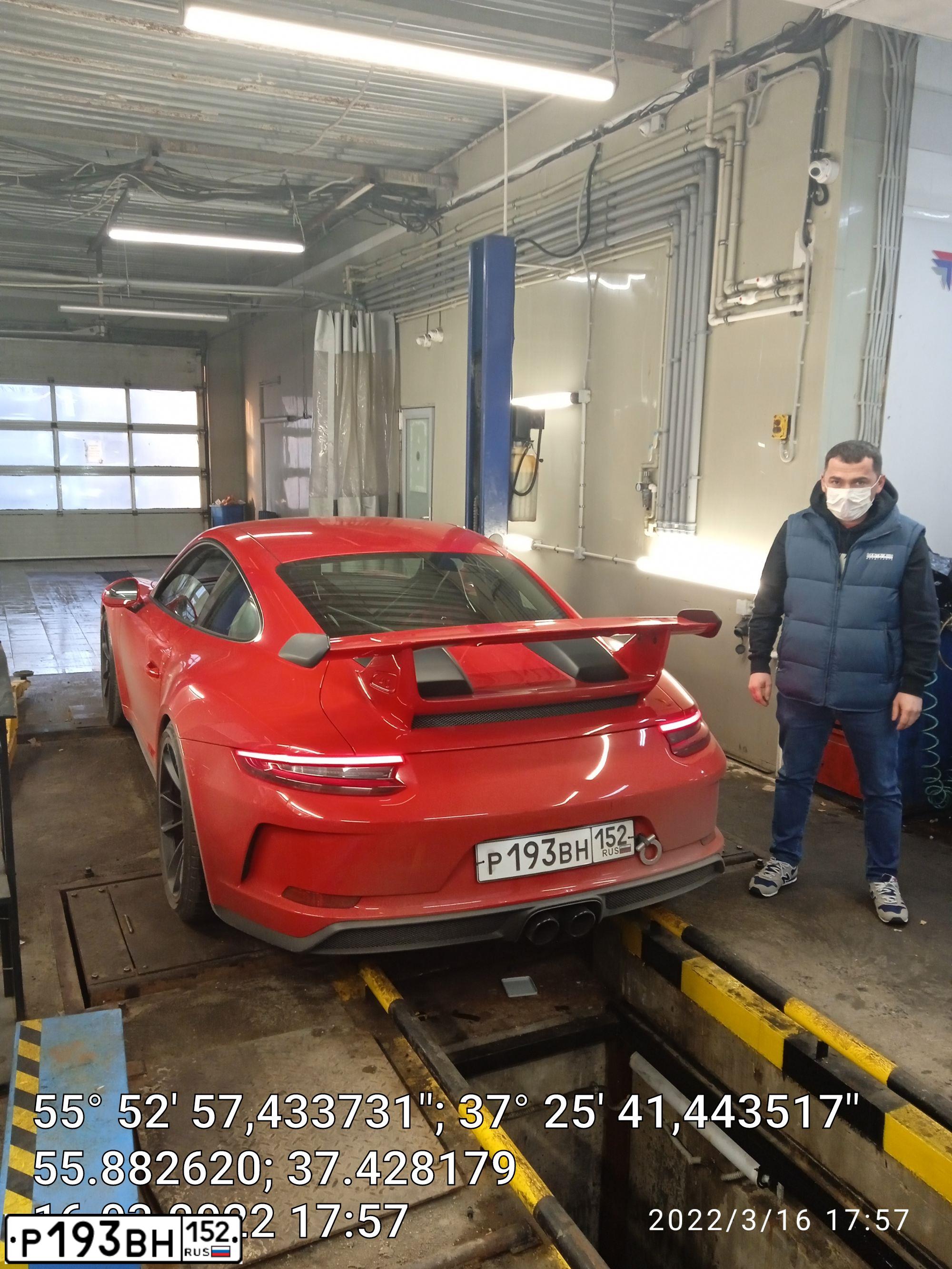 Фото автомобиля PORSCHE 911, 2018 — госномер Р797ХТ18. Цвет: КРАСНЫЙ ЧЕРНЫЙ БЕЛЫЙ