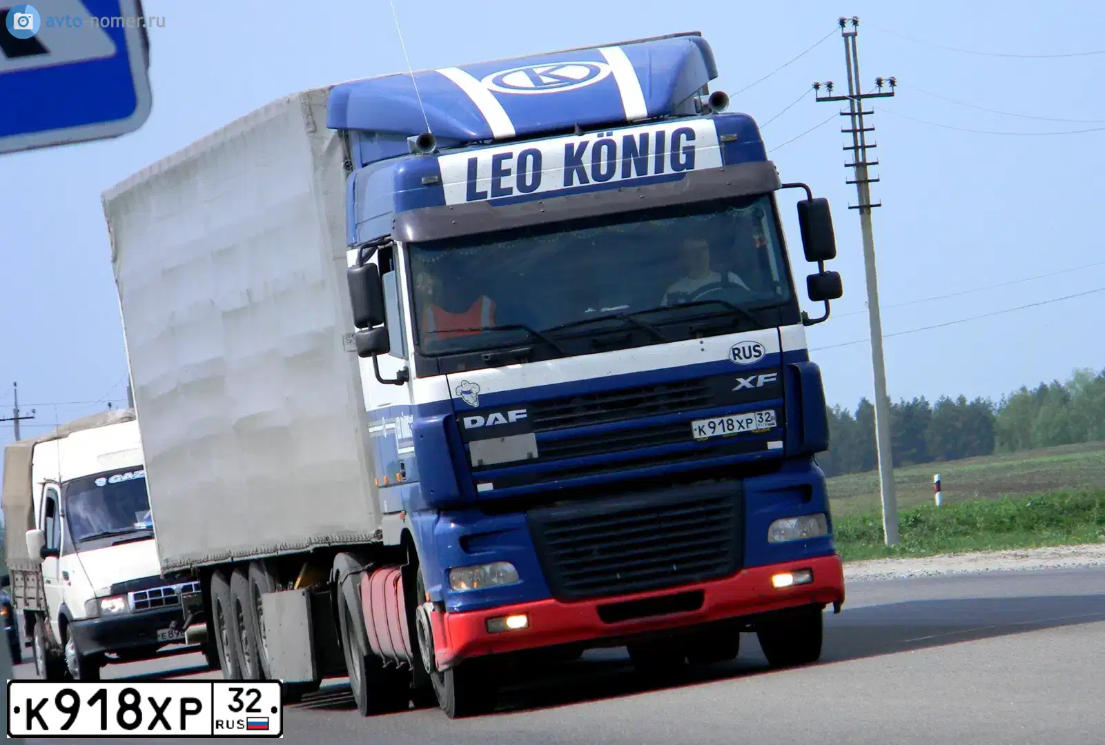 Фото автомобиля DAF XF 95 FT /4X2/, 2002 — госномер К918ХР32. Цвет: БЕЛО-СИНИЙ