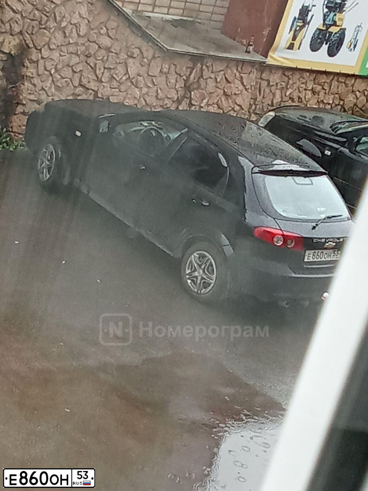 Фото автомобиля CHEVROLET LACETTI, 2007 — госномер Е860ОН53. Цвет: ЧЕРНЫЙ