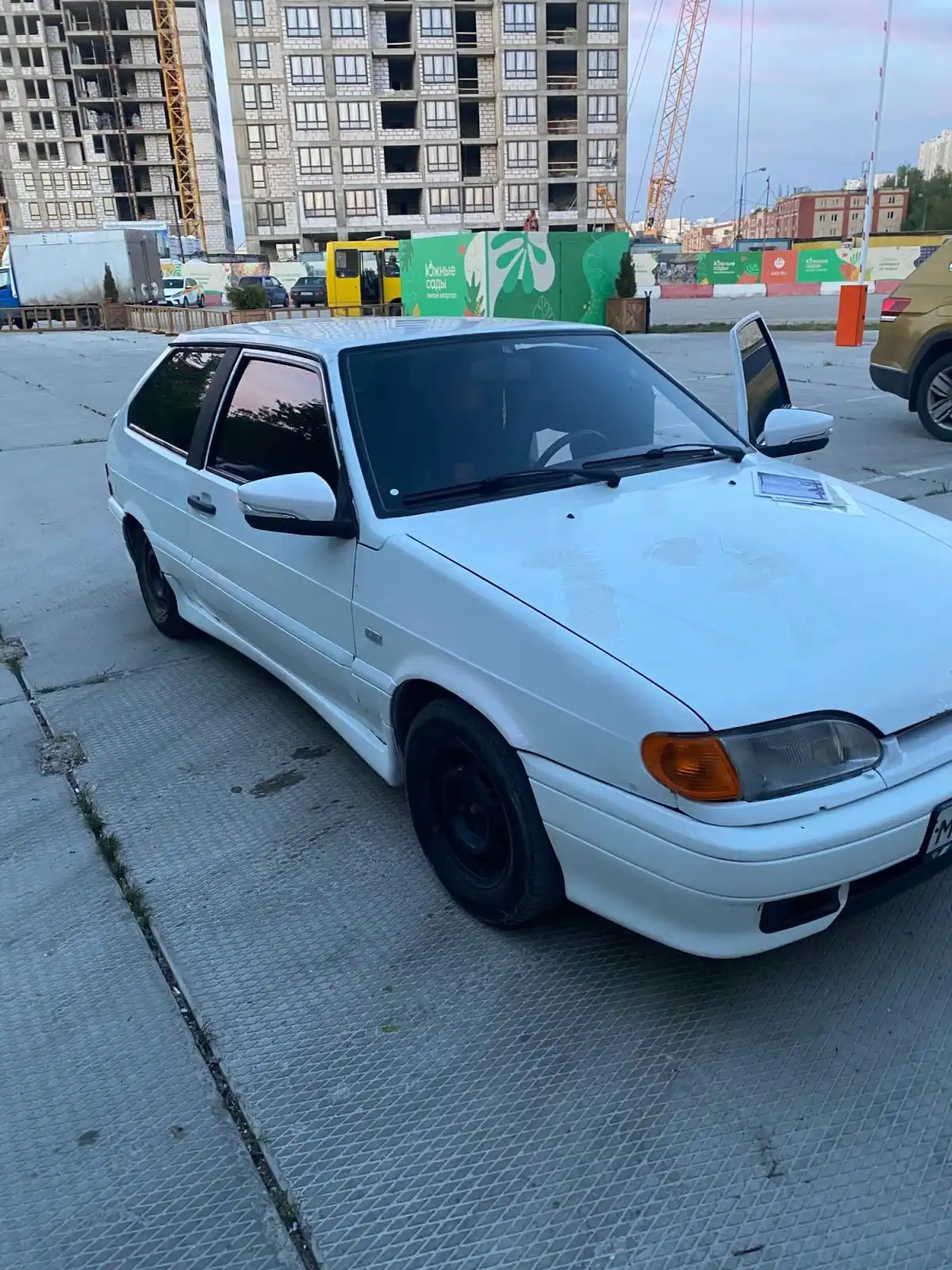 Фото автомобиля LADA 2113 SAMARA, 2010 — госномер М404ОА790. Цвет: Белый