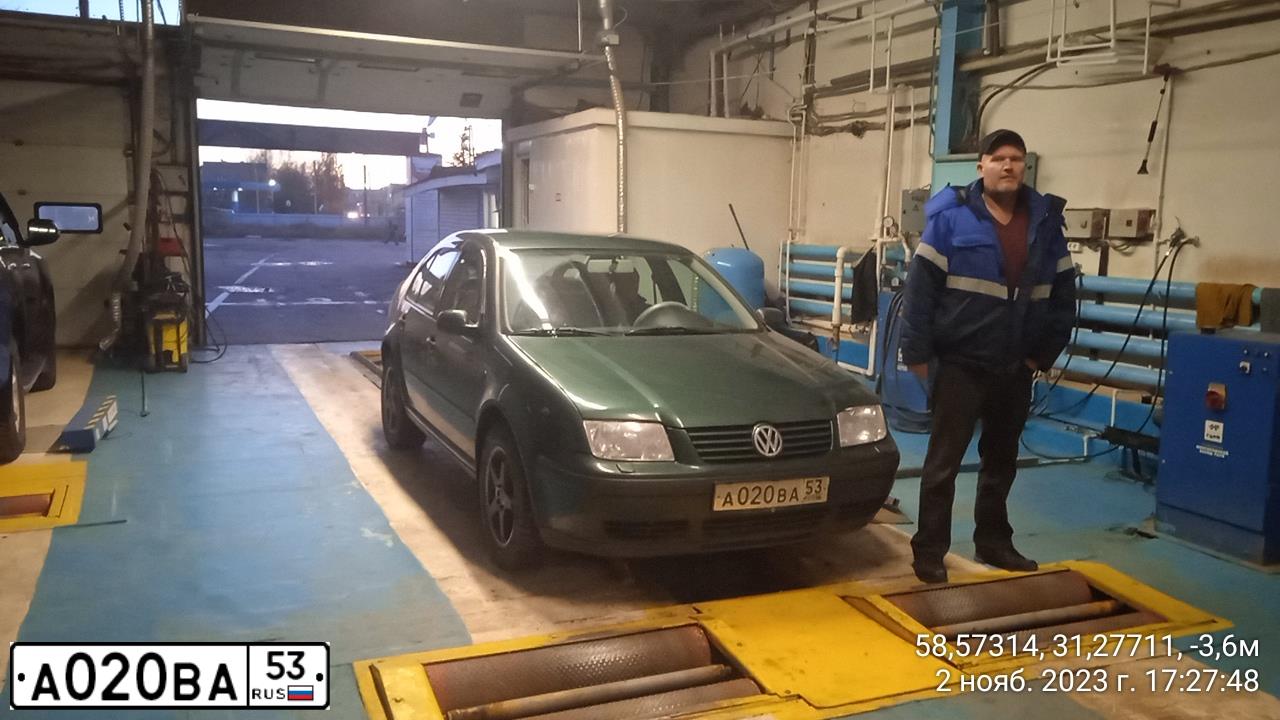 Фото автомобиля VOLKSWAGEN BORA, 2002 — госномер А020ВА53. Цвет: ЗЕЛЕНЫЙ