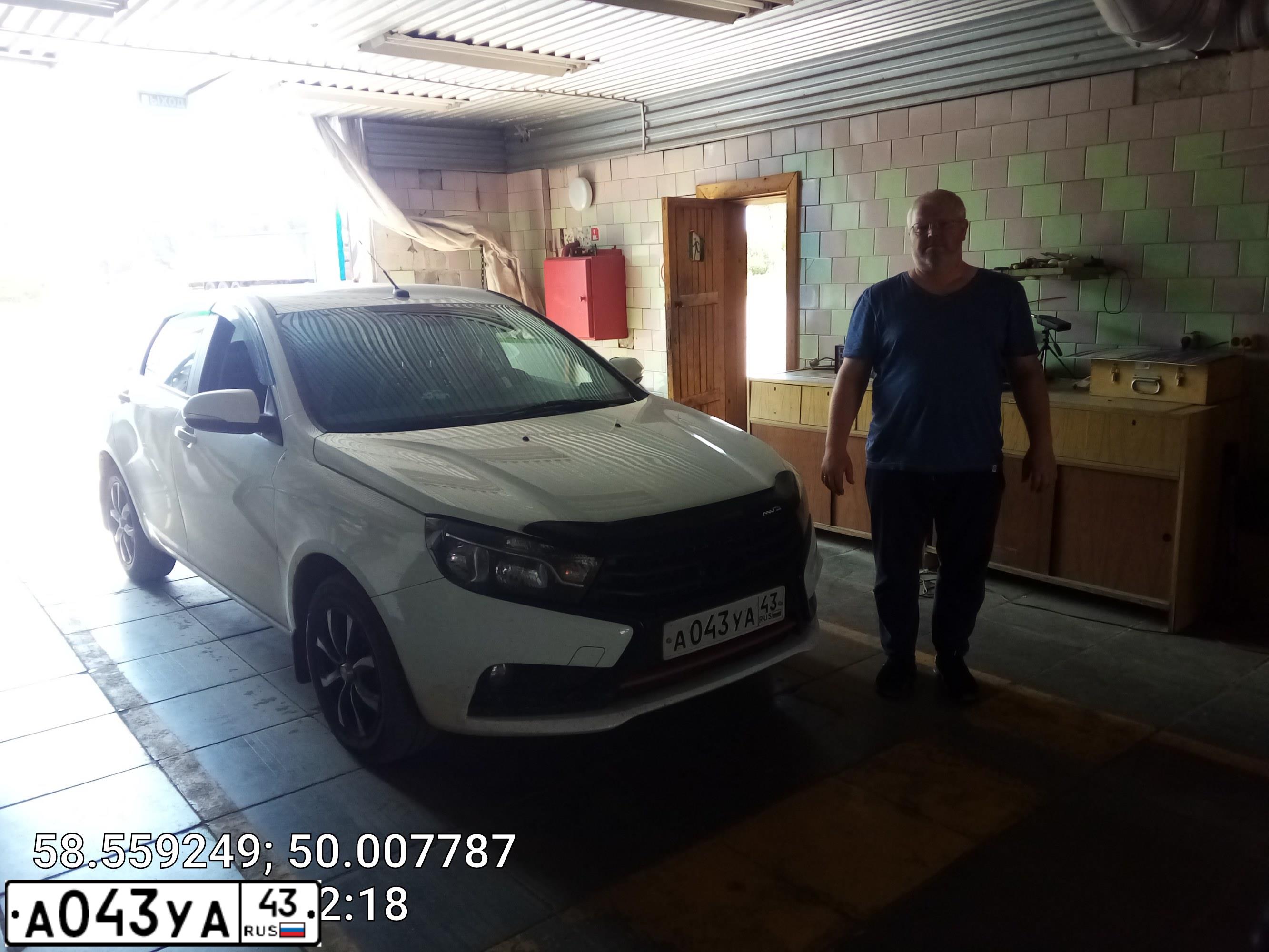 Фото автомобиля LADA VESTA, 2017 — госномер А043УА43. Цвет: БЕЛЫЙ