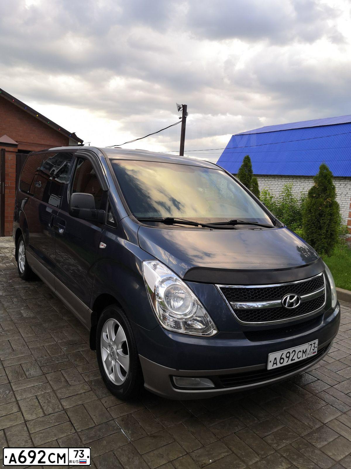 Фото автомобиля HYUNDAI GRAND STAREX, 2012 — госномер Т123МТ30. Цвет: синий