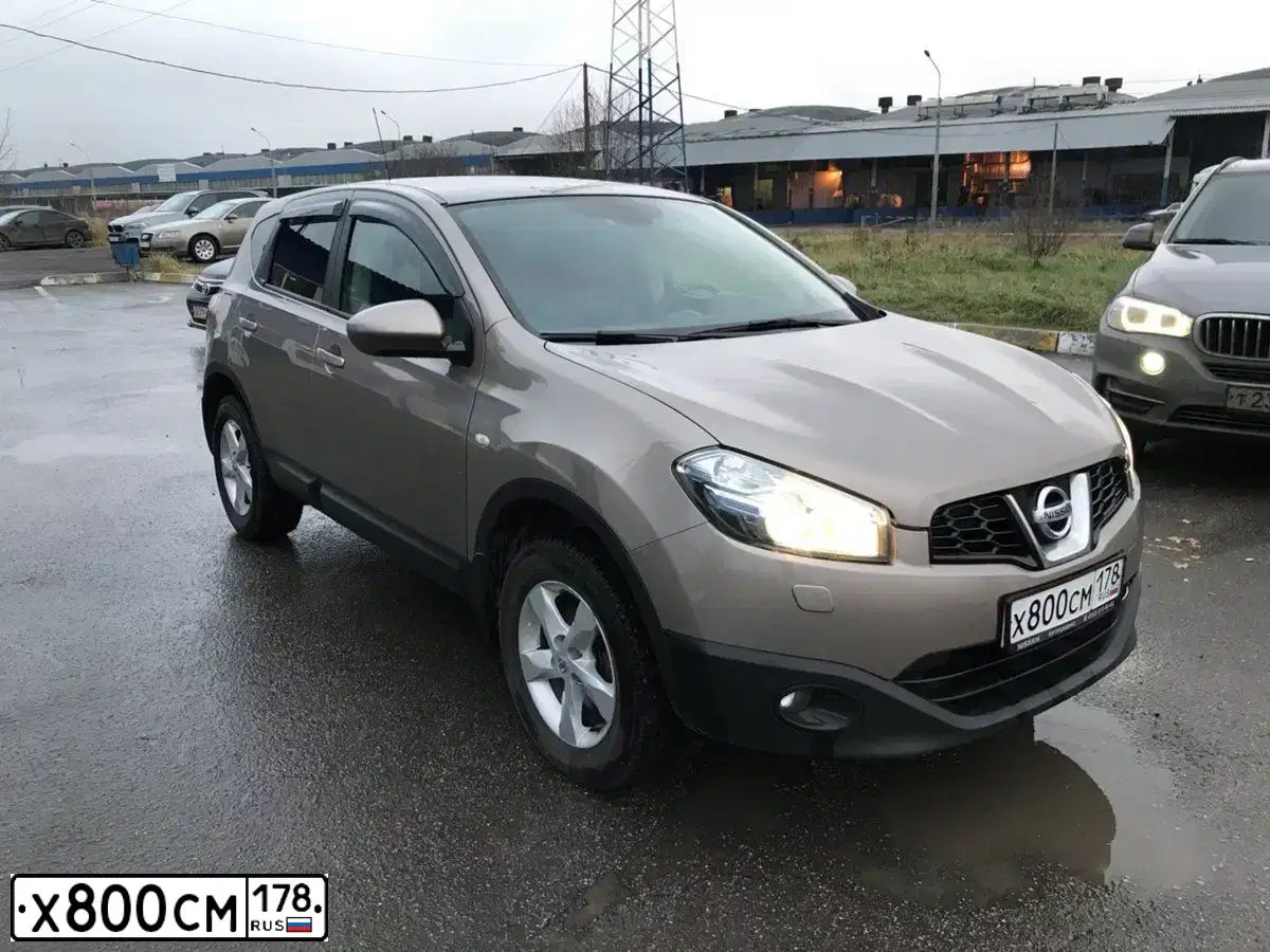 Фото автомобиля NISSAN QASHQAI, 2013 — госномер Х800СМ178. Цвет: СВЕТЛО-КОРИЧНЕВЫЙ