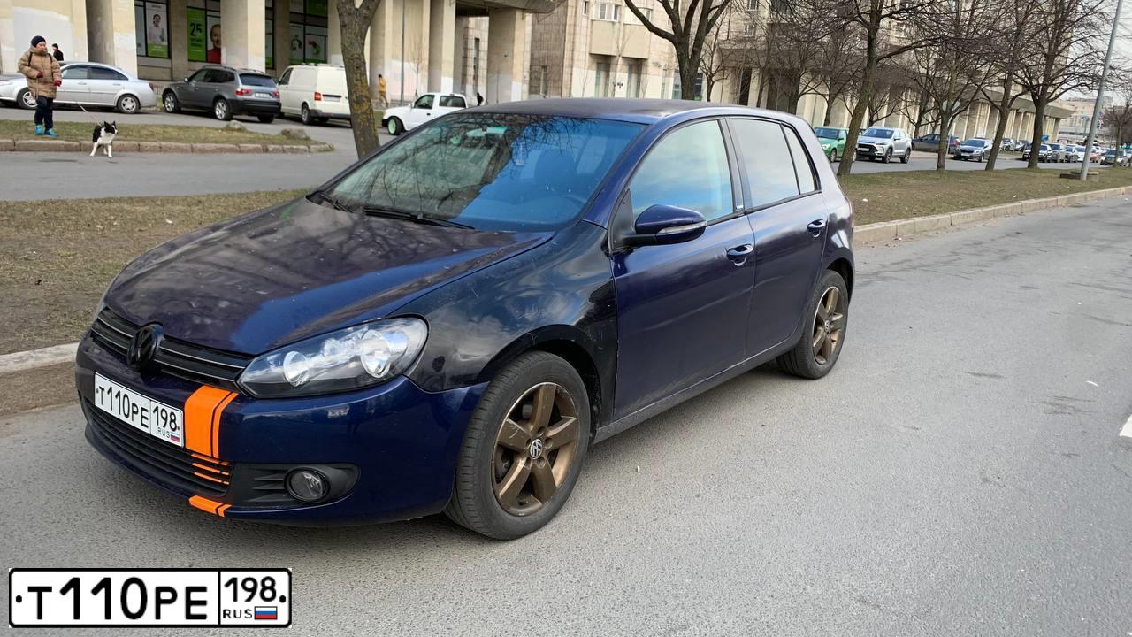 Фото автомобиля VOLKSWAGEN GOLF, 2011 — госномер Т110РЕ198. Цвет: Темно-синий