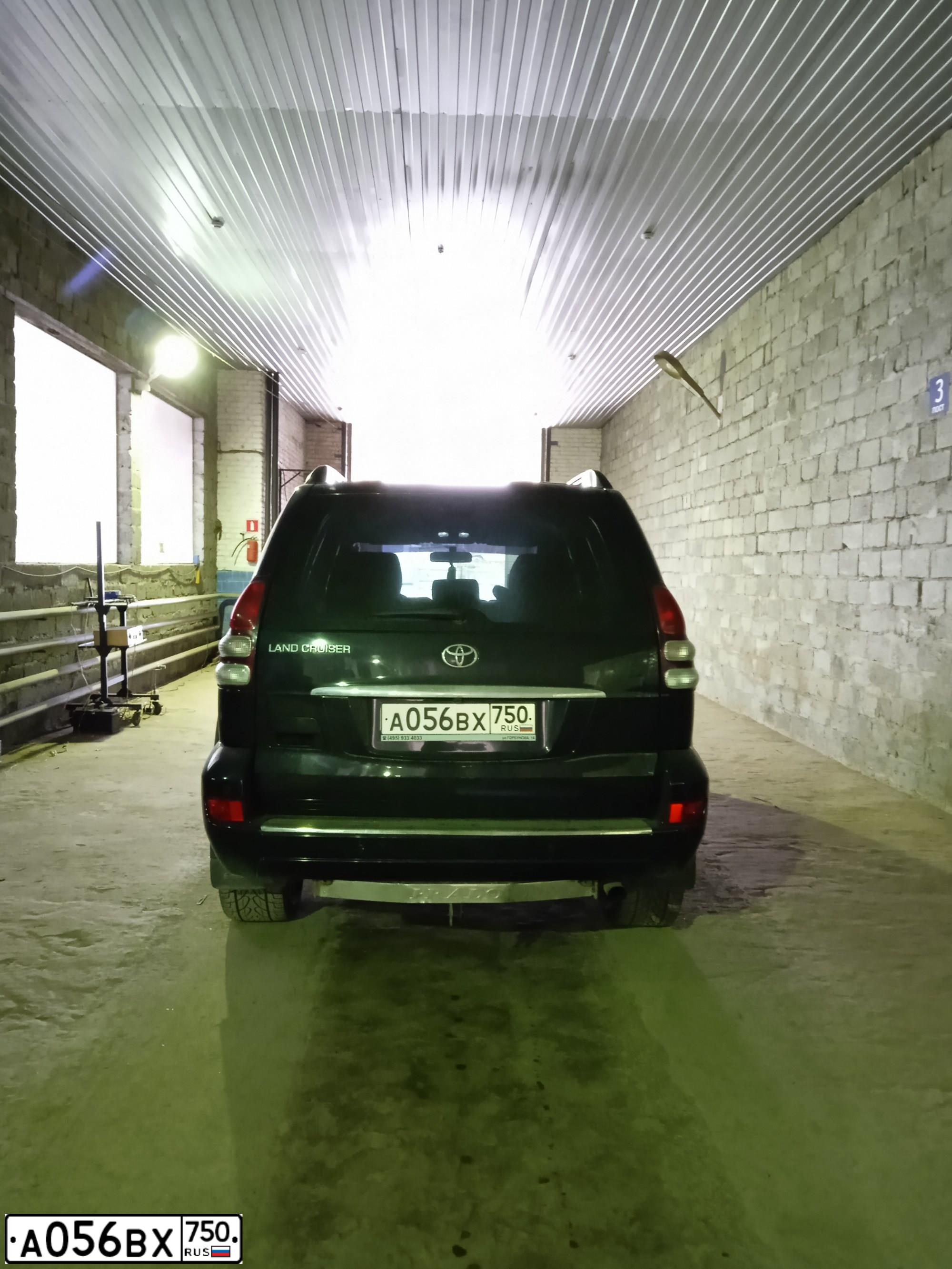 Фото автомобиля TOYOTA LANDCRUISER, 2006 — госномер Т001СО97. Цвет: ЧЕРНЫЙ