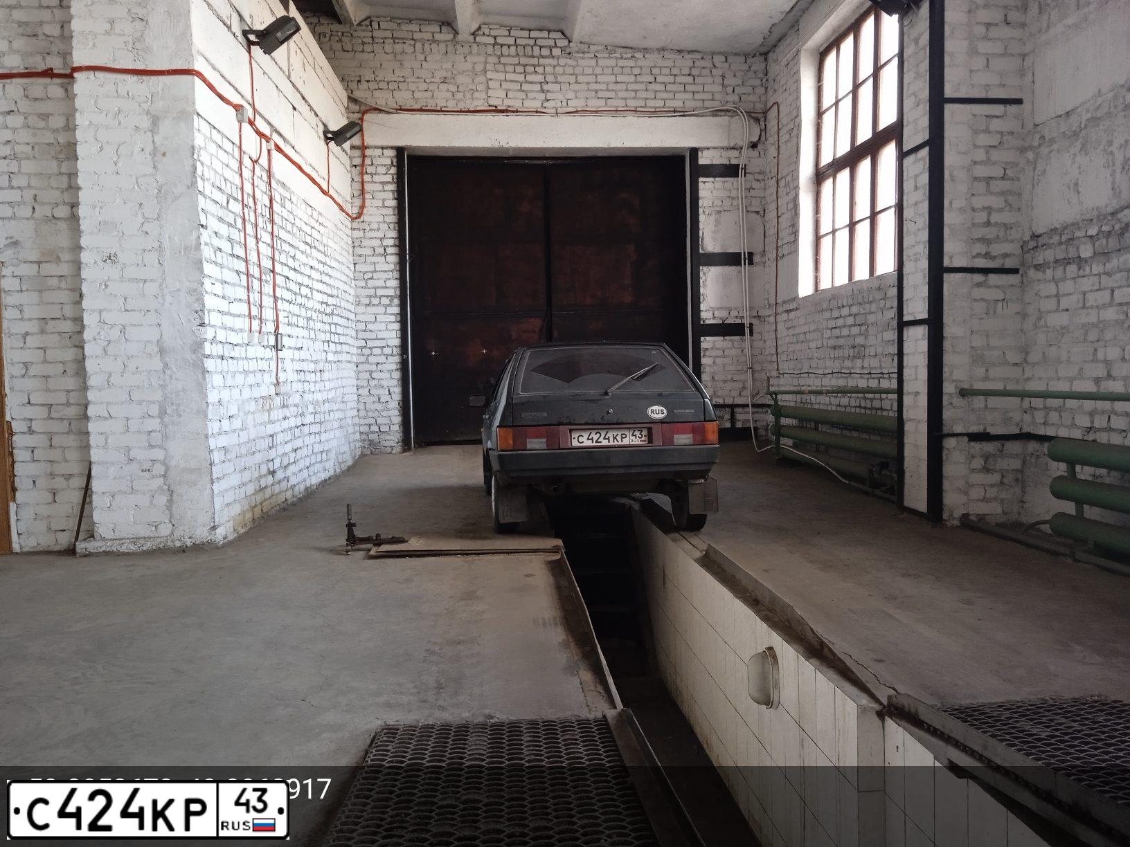 Фото автомобиля LADA 2109 SAMARA, 1996 — госномер С424КР43. Цвет: ЧЕРНЫЙ