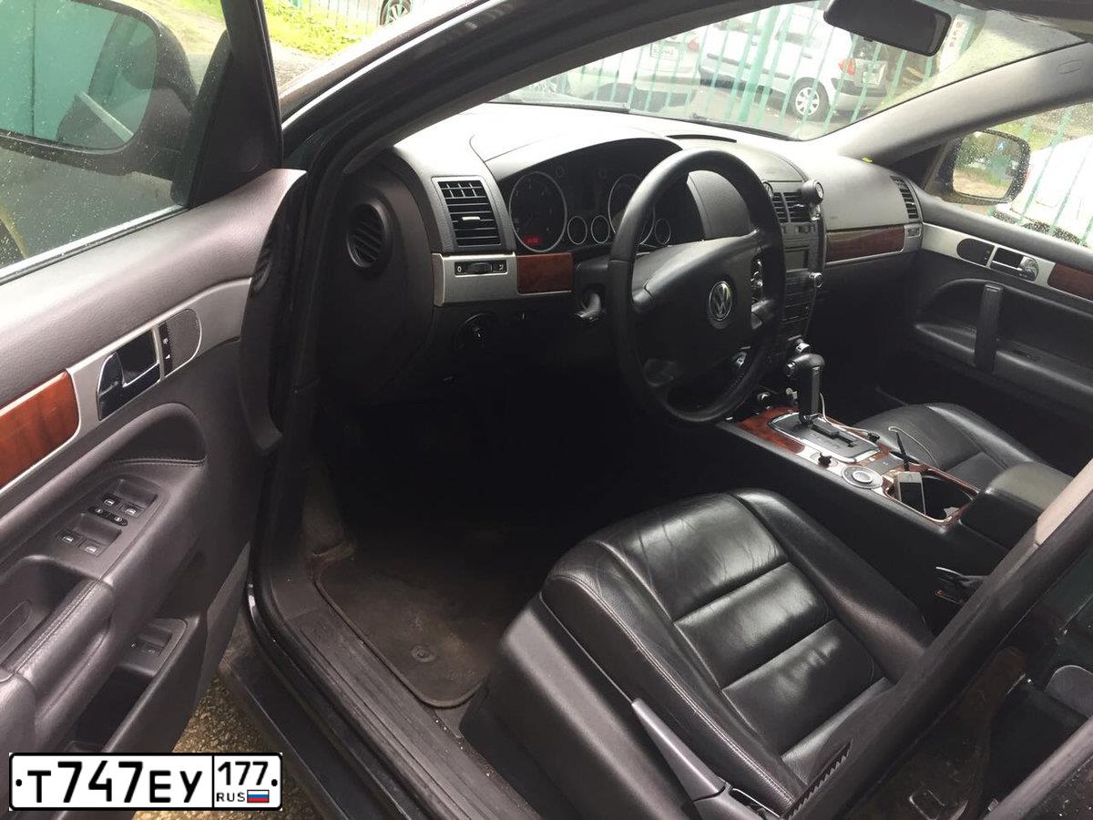 Фото автомобиля VOLKSWAGEN TOUAREG, 2006 — госномер Н223УР76. Цвет: ЧЕРНЫЙ