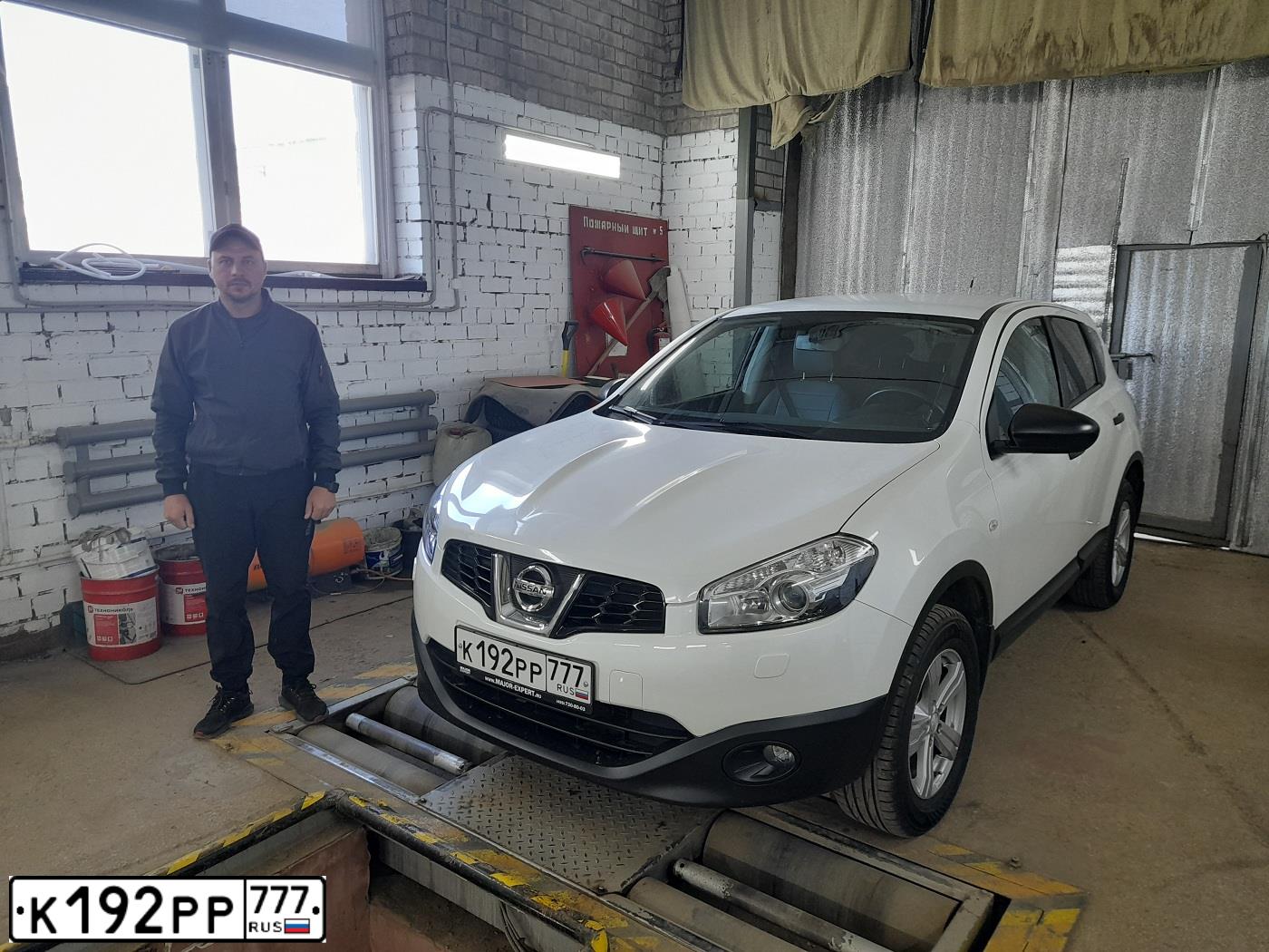 Фото автомобиля NISSAN QASHQAI, 2013 — госномер С661ОВ790. Цвет: Белый