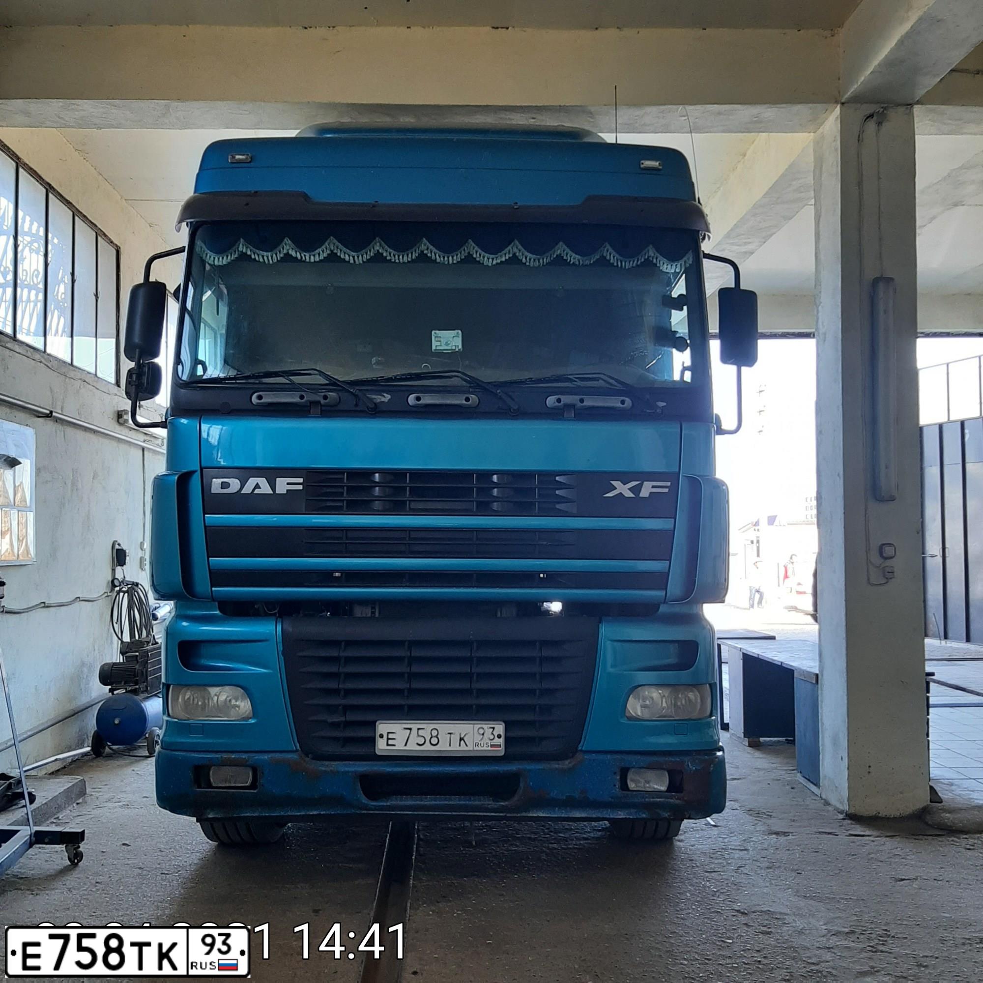 Фото автомобиля DAF XF 95 FT /4X2/, 2005 — госномер Е758ТК93. Цвет: СИНИЙ