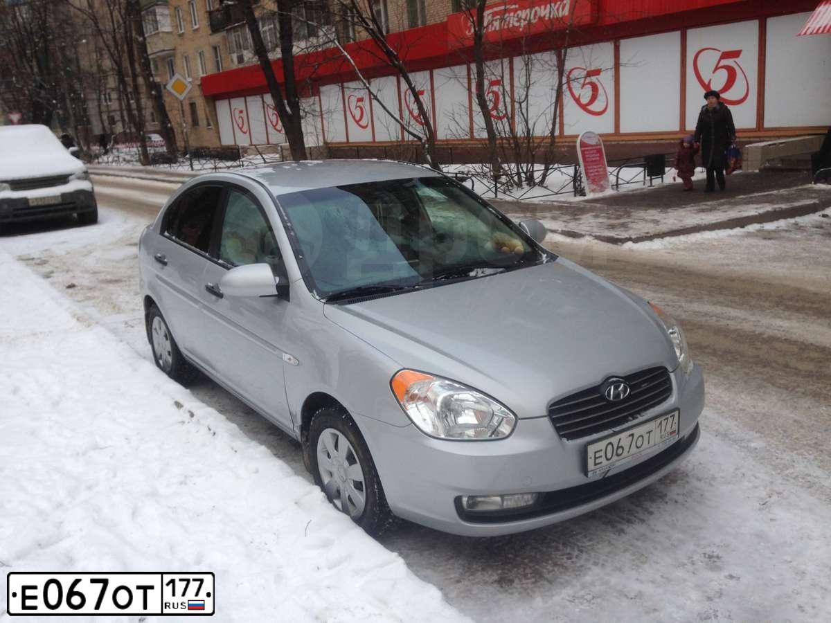 Фото автомобиля HYUNDAI VERNA, 2006 — госномер Е067ОТ177. Цвет: СЕРЫЙ