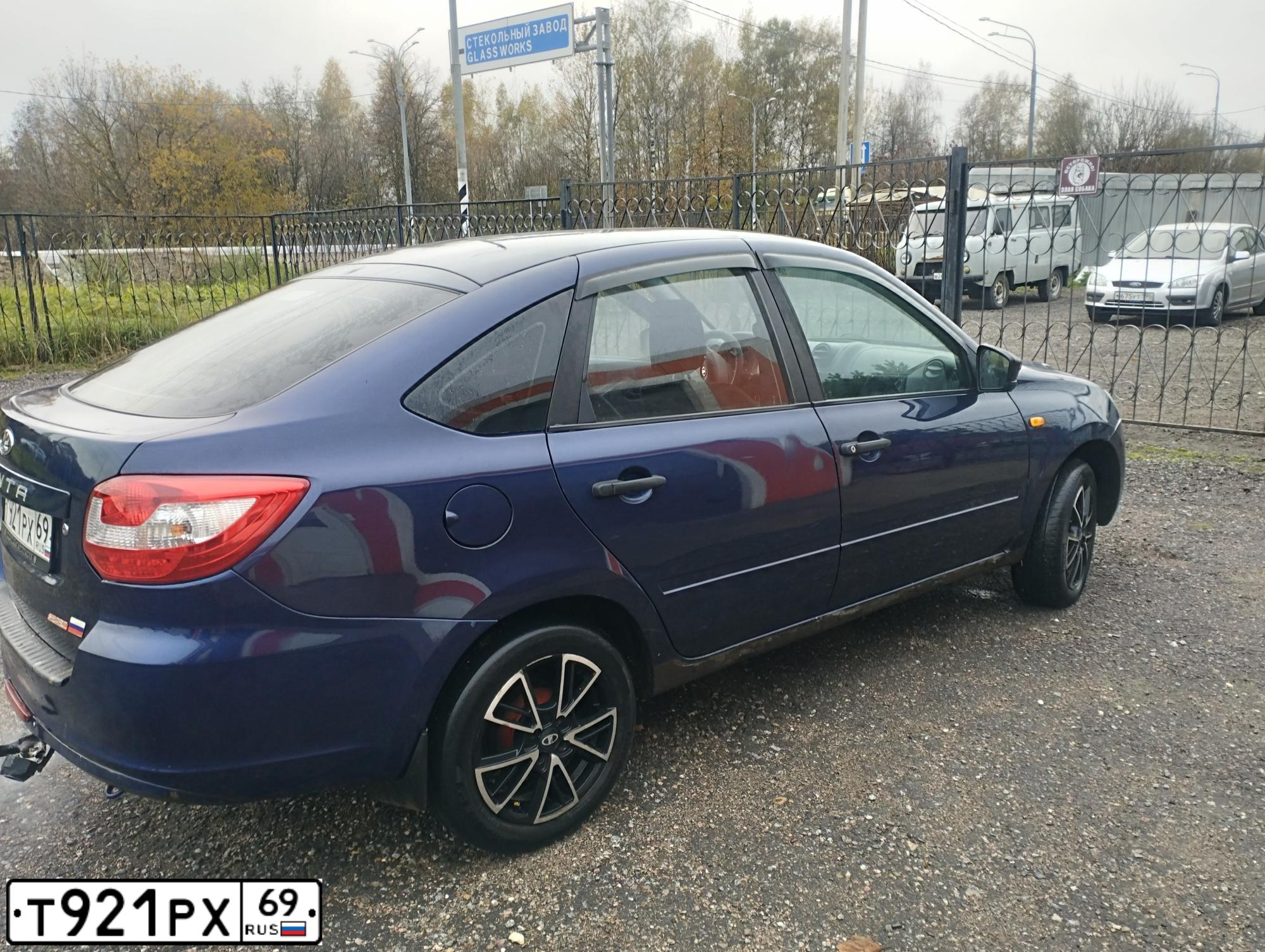 Фото автомобиля LADA 219110 LADA GRANTA, 2016 — госномер Р517ВР550. Цвет: синий