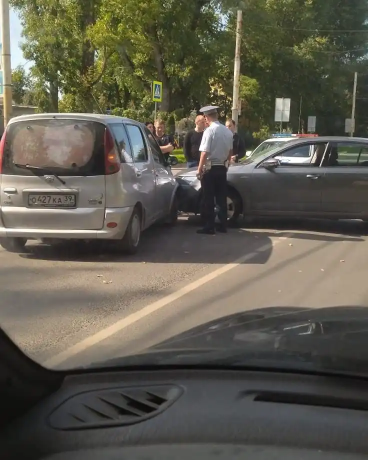 Фото автомобиля TOYOTA YARIS, 2000 — госномер О427КА39. Цвет: СЕРЕБРИСТЫЙ