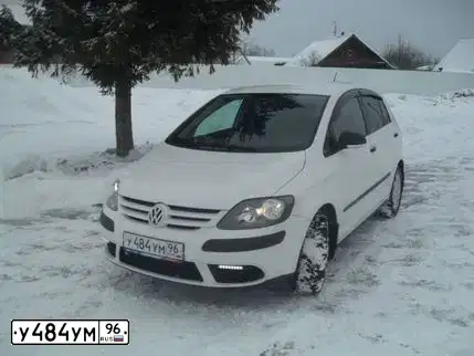 Фото автомобиля VOLKSWAGEN GOLF, 2008 — госномер О562НУ790. Цвет: Белый