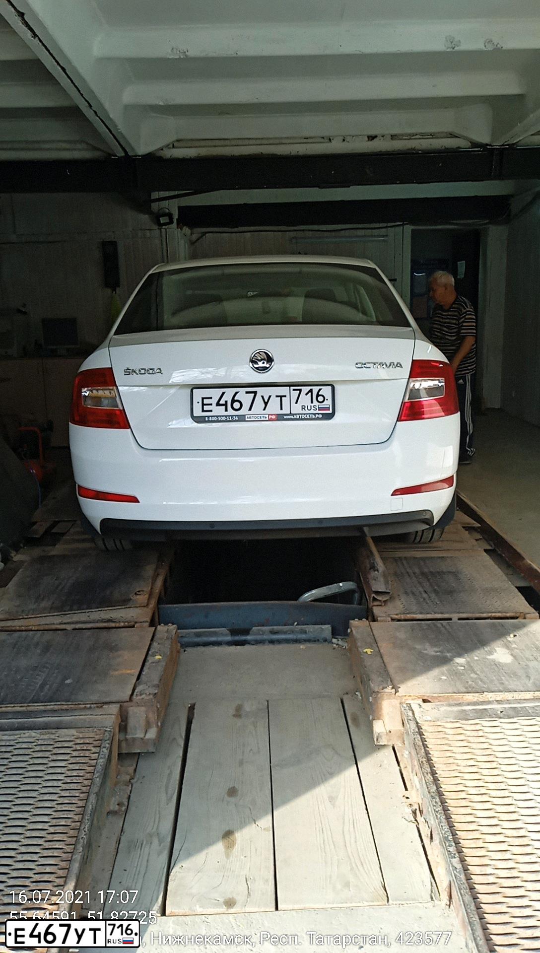 Фото автомобиля SKODA OCTAVIA, 2016 — госномер Е467УТ716. Цвет: Белый