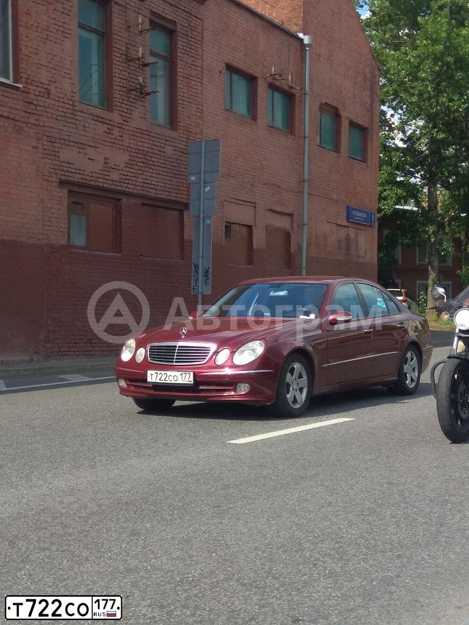 Фото автомобиля MERCEDES E-KLASSE, 2003 — госномер Т722СО177. Цвет: ВИШНЕВЫЙ
