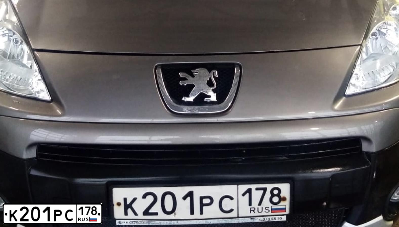 Фото автомобиля MERCEDES B-KLASSE, 2012 — госномер Н201РС178. Цвет: Белый