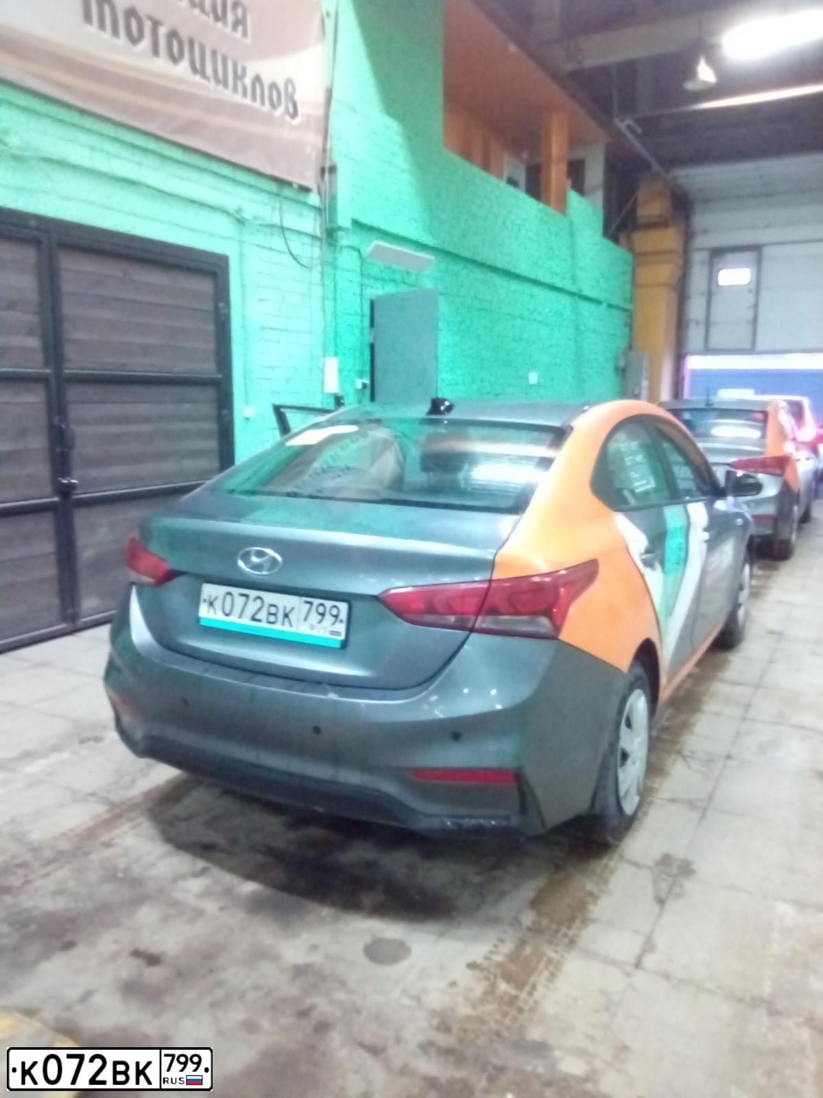 Фото автомобиля HYUNDAI SOLARIS, 2017 — госномер А832КТ172. Цвет: МНОГОЦВЕТНЫЙ