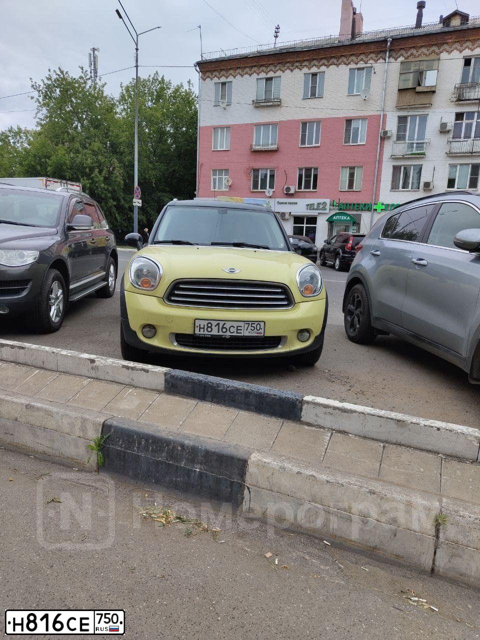 Фото автомобиля MINI МИНИ КУПЕР COUNTRYMAN, 2012 — госномер Н816СЕ750. Цвет: ЖЁЛТЫЙ