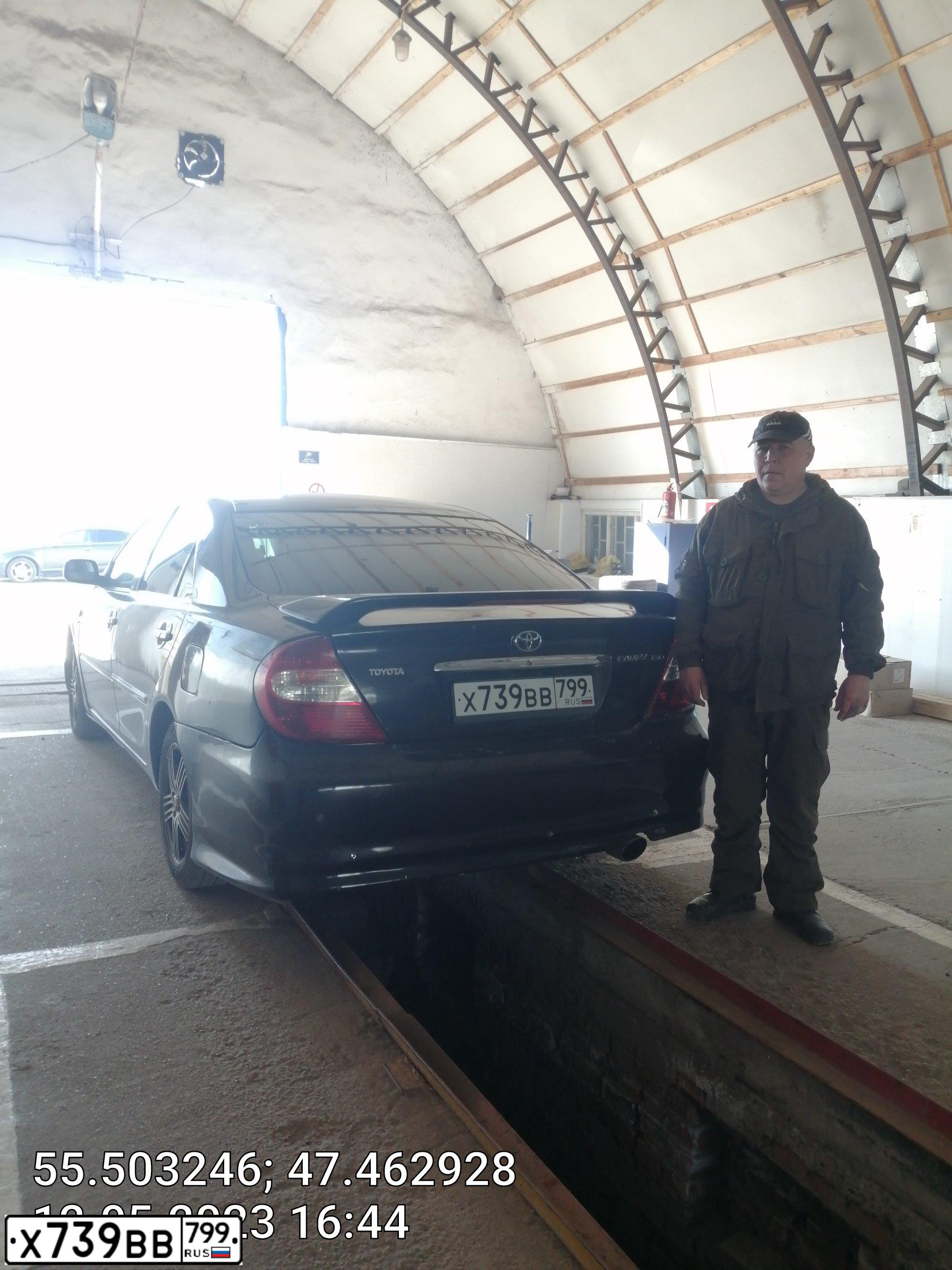 Фото автомобиля TOYOTA CAMRY, 2004 — госномер Н800АА21. Цвет: КРАСНЫЙ
