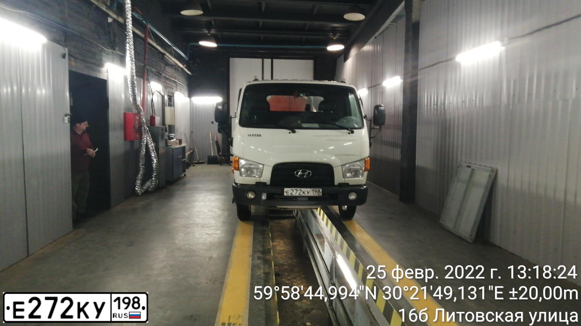 Фото автомобиля HYUNDAI MIGHTY, 2019 — госномер Е272КУ198. Цвет: Белый