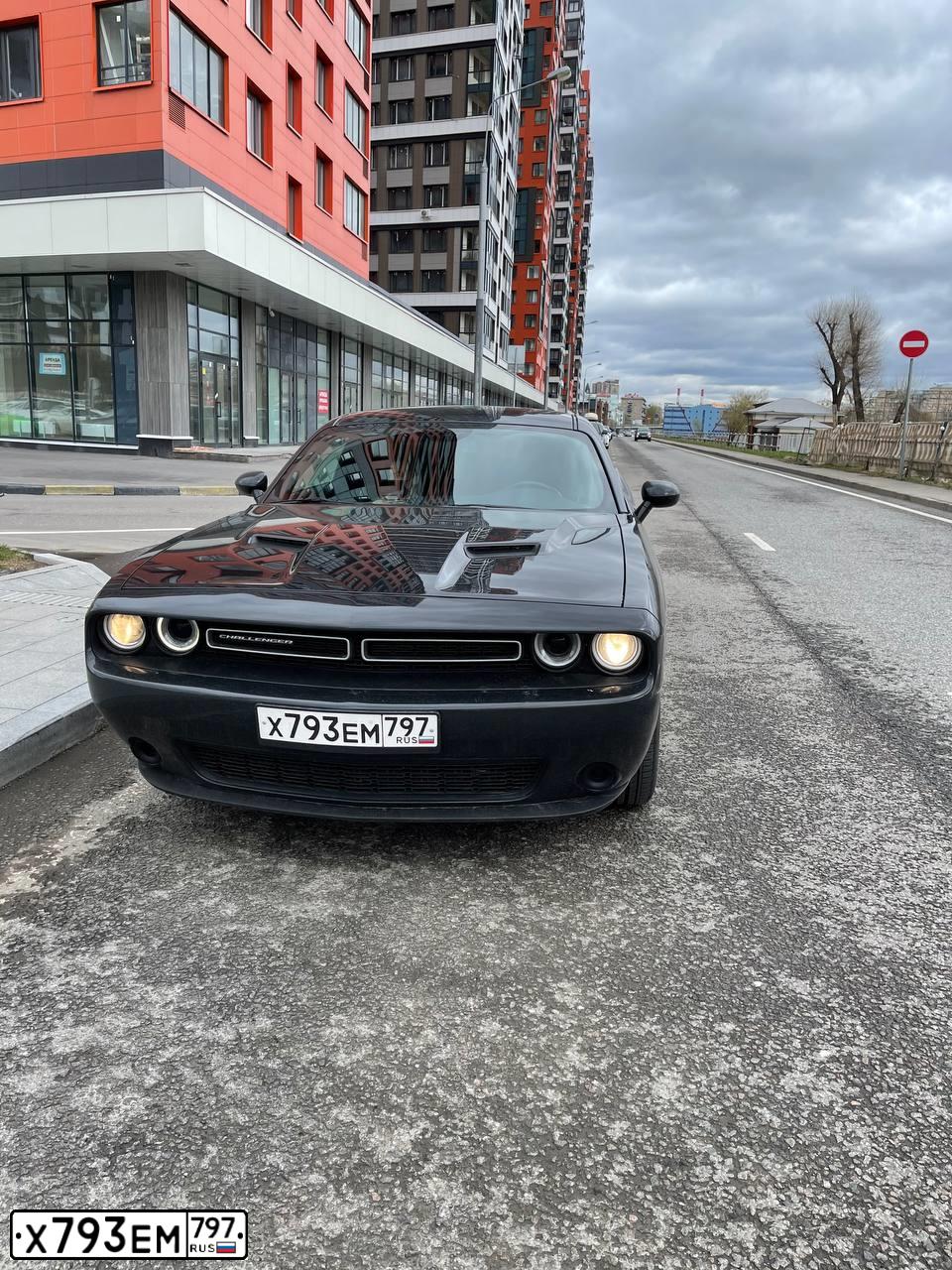 Фото автомобиля DODGE CHALLENGER, 2018 — госномер О697АР10. Цвет: ЧЕРНЫЙ