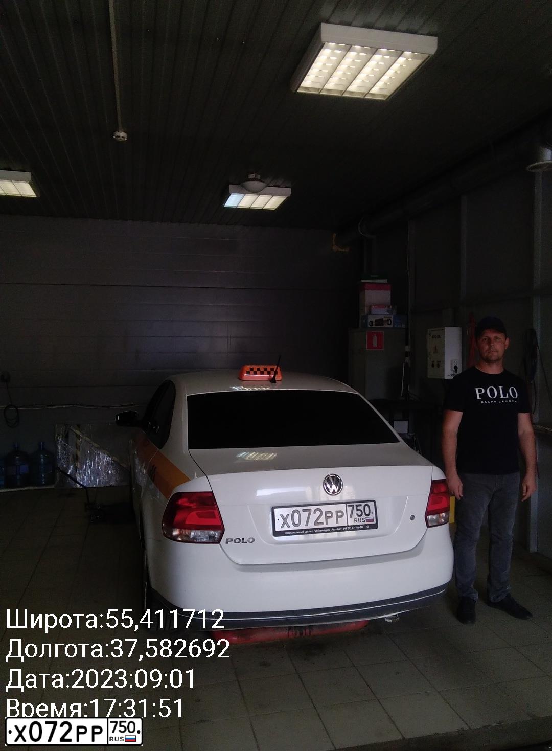 Фото автомобиля VOLKSWAGEN POLO, 2015 — госномер Х072РР750. Цвет: БЕЛЫЙ ЖЕЛТЫЙ СЕРЫЙ