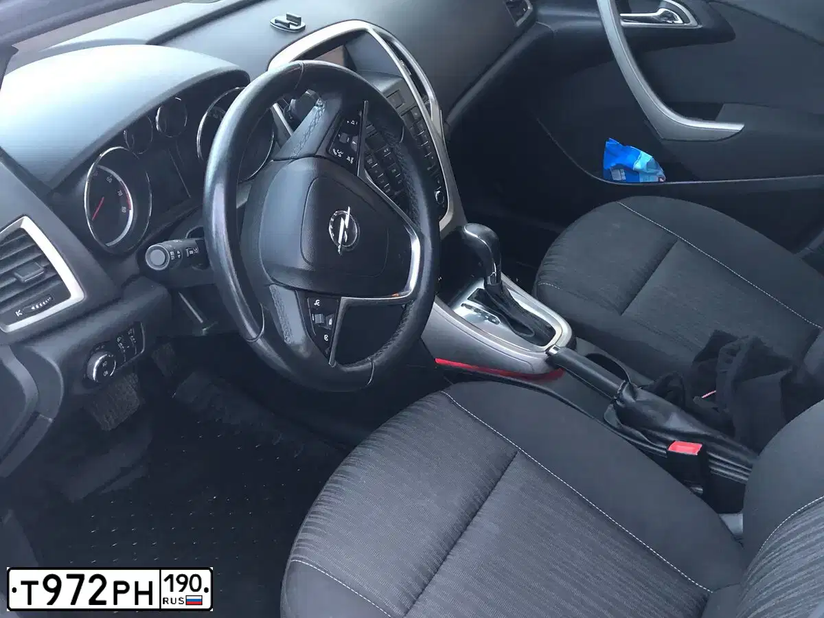 Фото автомобиля OPEL ASTRA, 2011 — госномер Т972РН190. Цвет: Серебристый