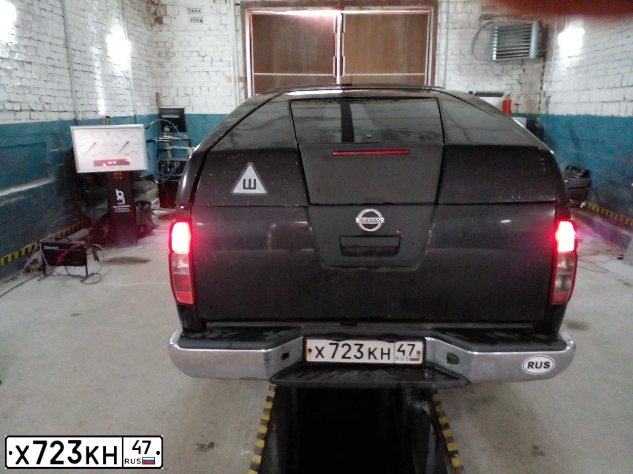 Фото автомобиля NISSAN NAVARA, 2007 — госномер Х723КН47. Цвет: ЧЕРНЫЙ