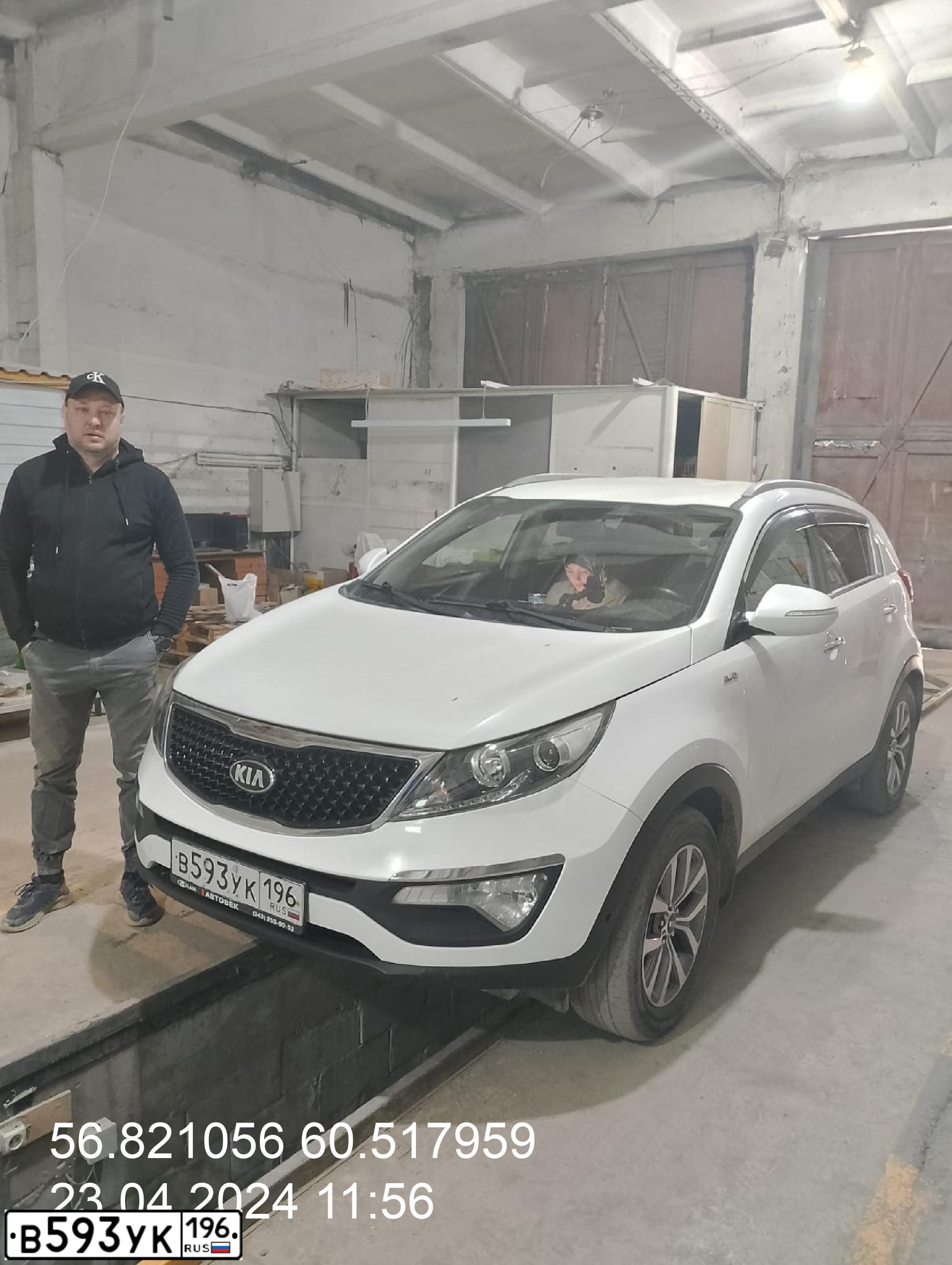 Фото автомобиля KIA SPORTAGE, 2015 — госномер Х986МК196. Цвет: Белый