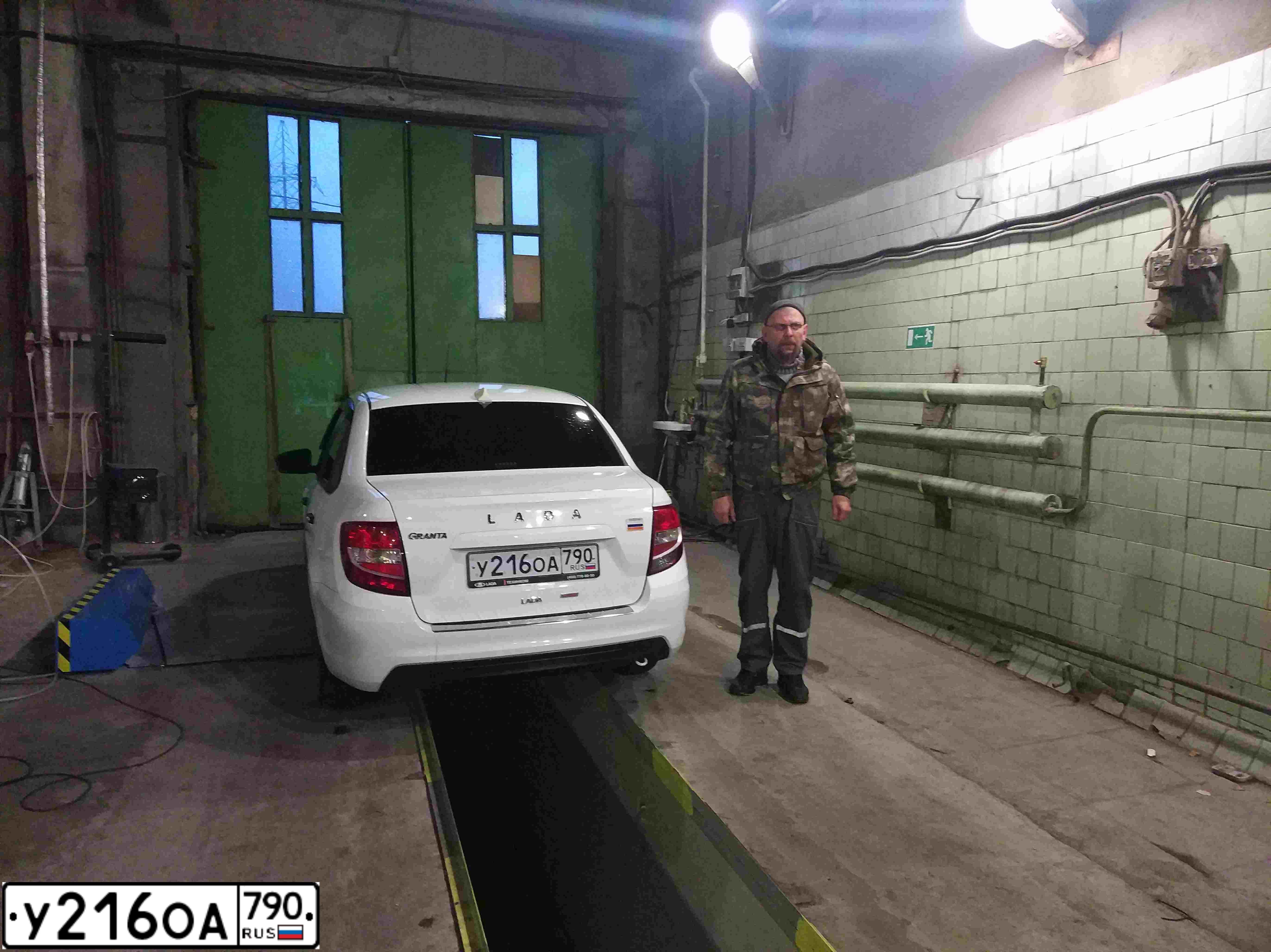 Фото автомобиля LADA 2190 GRANTA, 2018 — госномер Е707МК790. Цвет: Белый