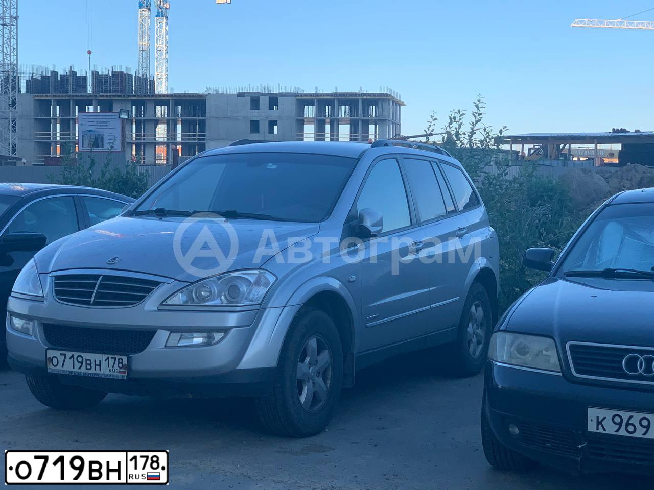Фото автомобиля SSANGYONG KYRON, 2012 — госномер О719ВН178. Цвет: СЕРЕБРИСТЫЙ